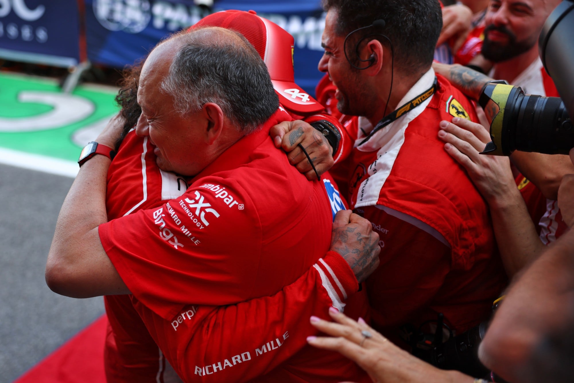 F1: Confira as imagens do GP de Barcelona 2026 Race winner Lewis Hamilton (GBR) Scuderia Ferrari celebrates in parc ferme with Frederic Vasseur (FRA) Scuderia Ferrari Team Principal.