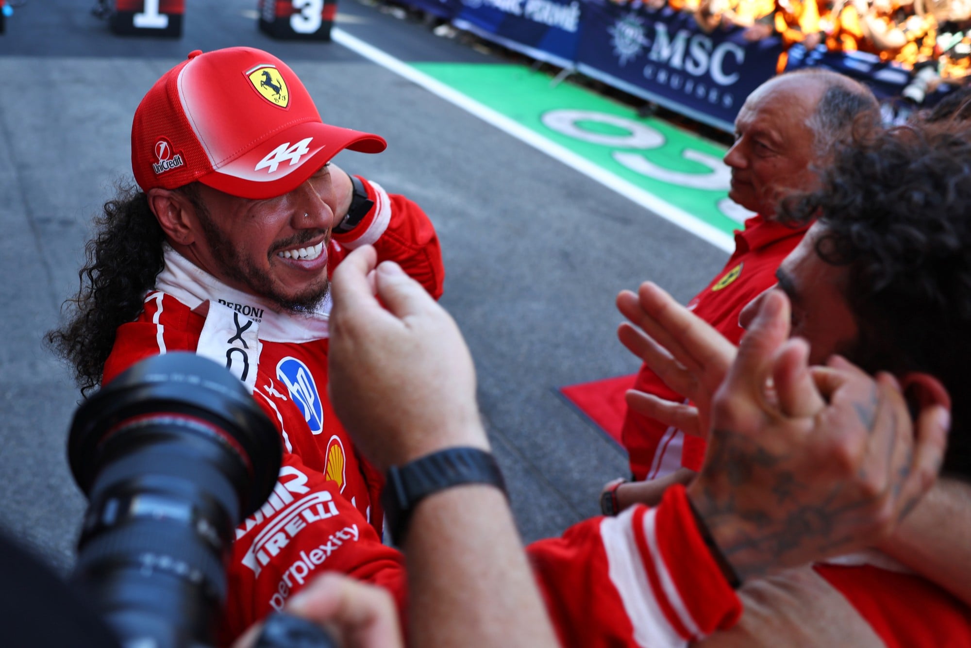 F1: Confira as imagens do GP de Barcelona 2026 Race winner Lewis Hamilton (GBR) Scuderia Ferrari celebrates in parc ferme with the team.
