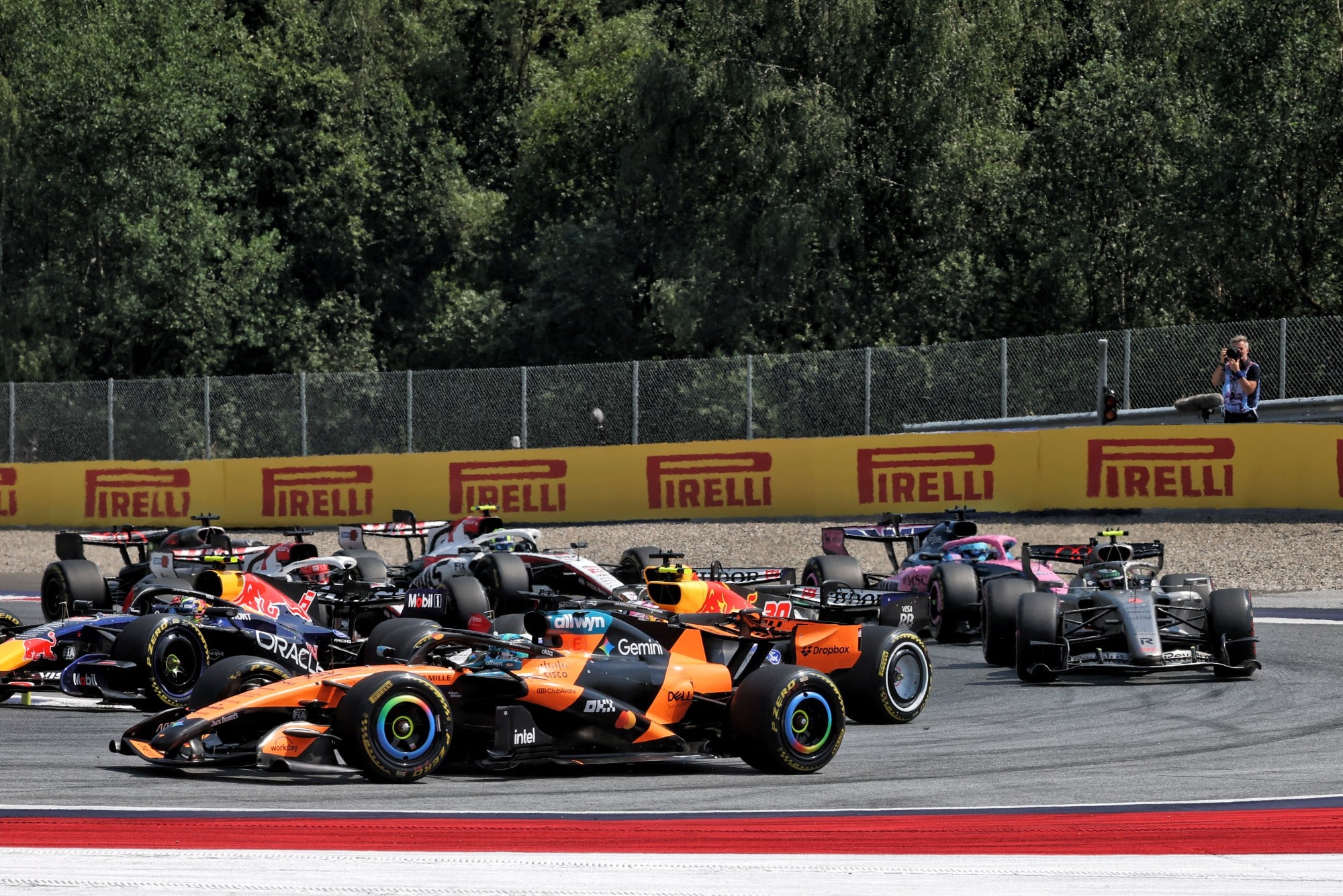 Oscar Piastri (AUS) McLaren F1 Team MCL40 at the start of the race.
