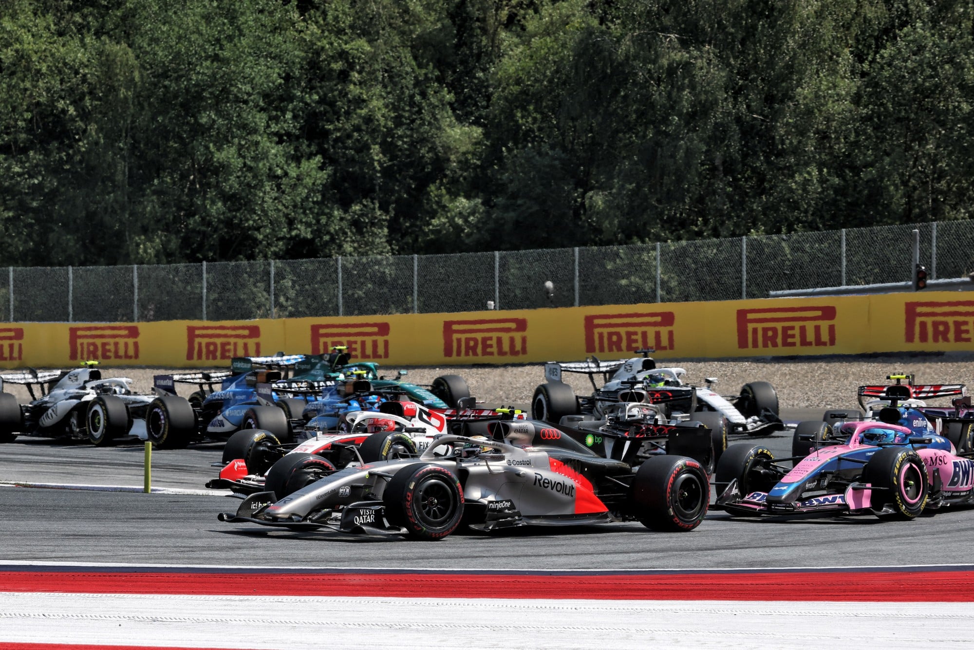 Gabriel Bortoleto (BRA) Audi F1 Team R26 at the start of the race.