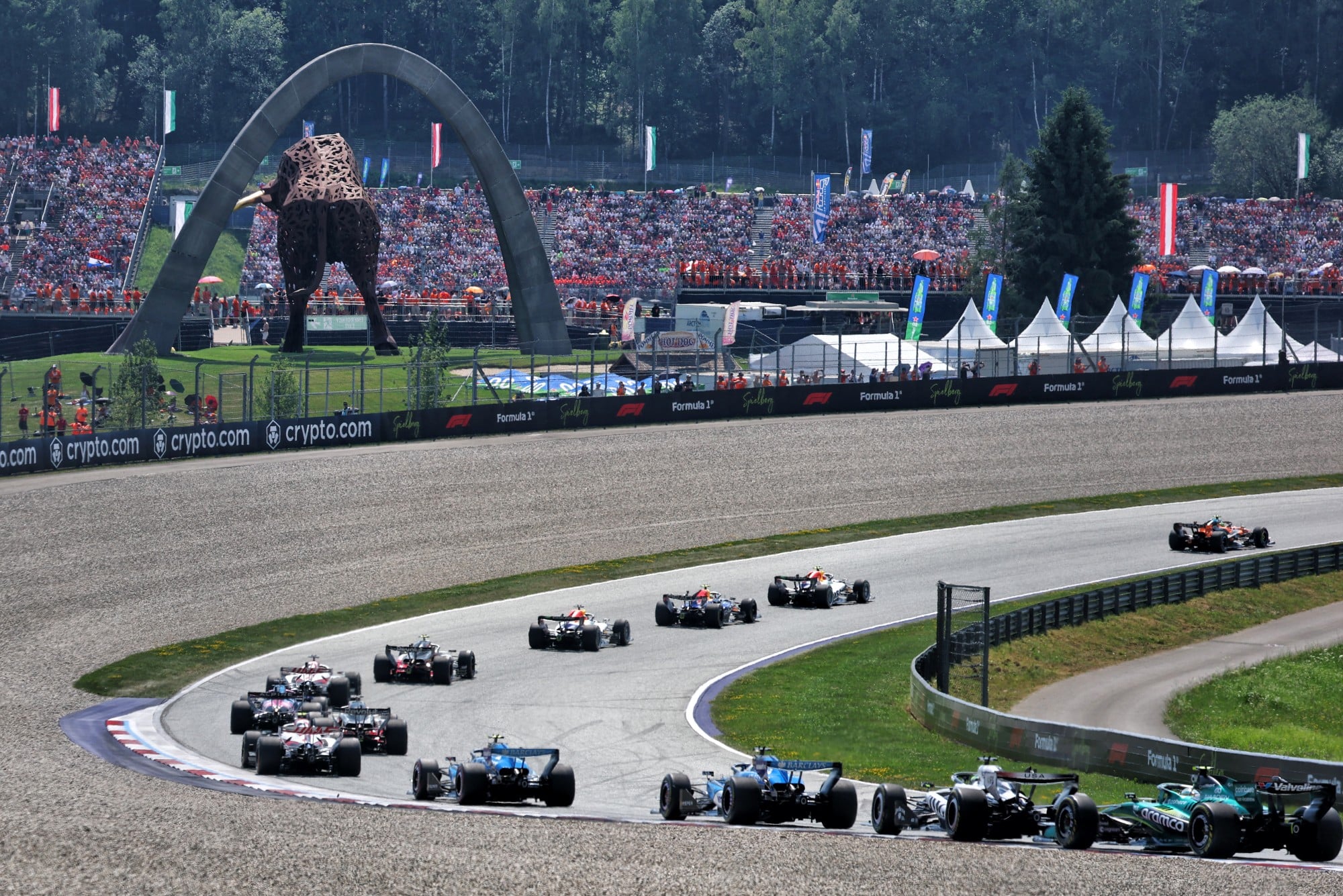 Fernando Alonso (ESP) Aston Martin F1 Team AMR26 at the start of the race.