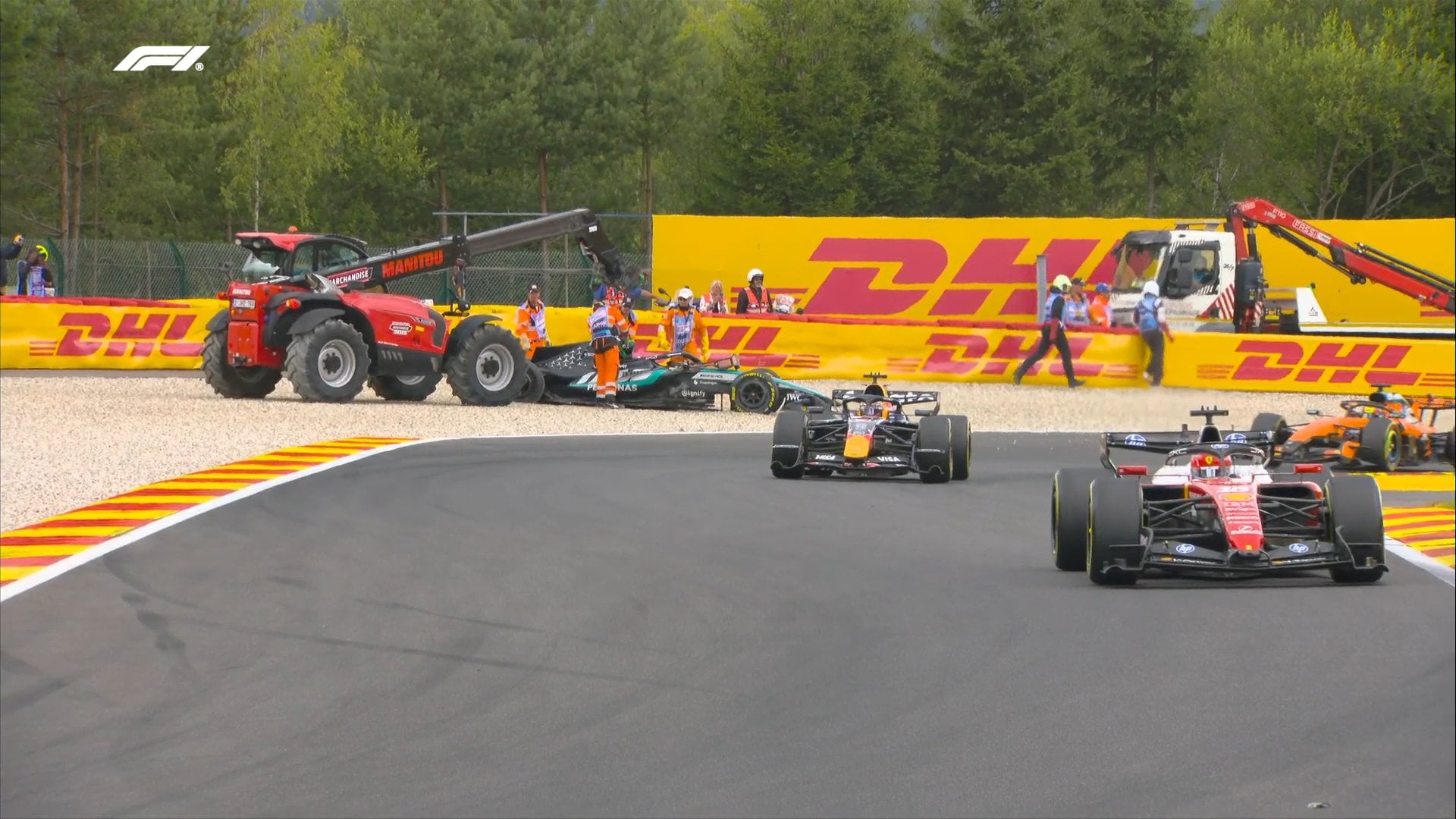 F1: Russell aciona safety-car após rodar e ficar na caixa de brita na largada na Bélgica F1: Russell aciona safety-car após rodar e ficar na caixa de brita na largada na Bélgica