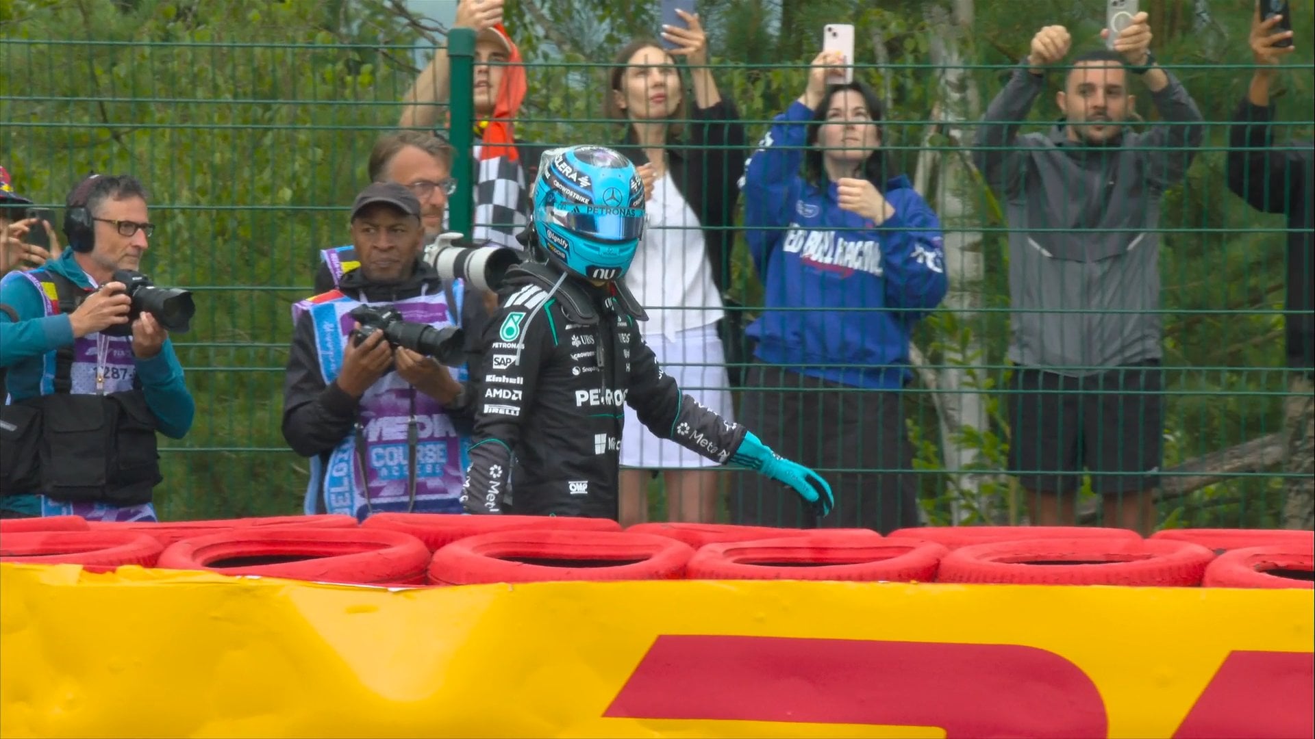 F1: Russell aciona safety-car após rodar e ficar na caixa de brita na largada na Bélgica