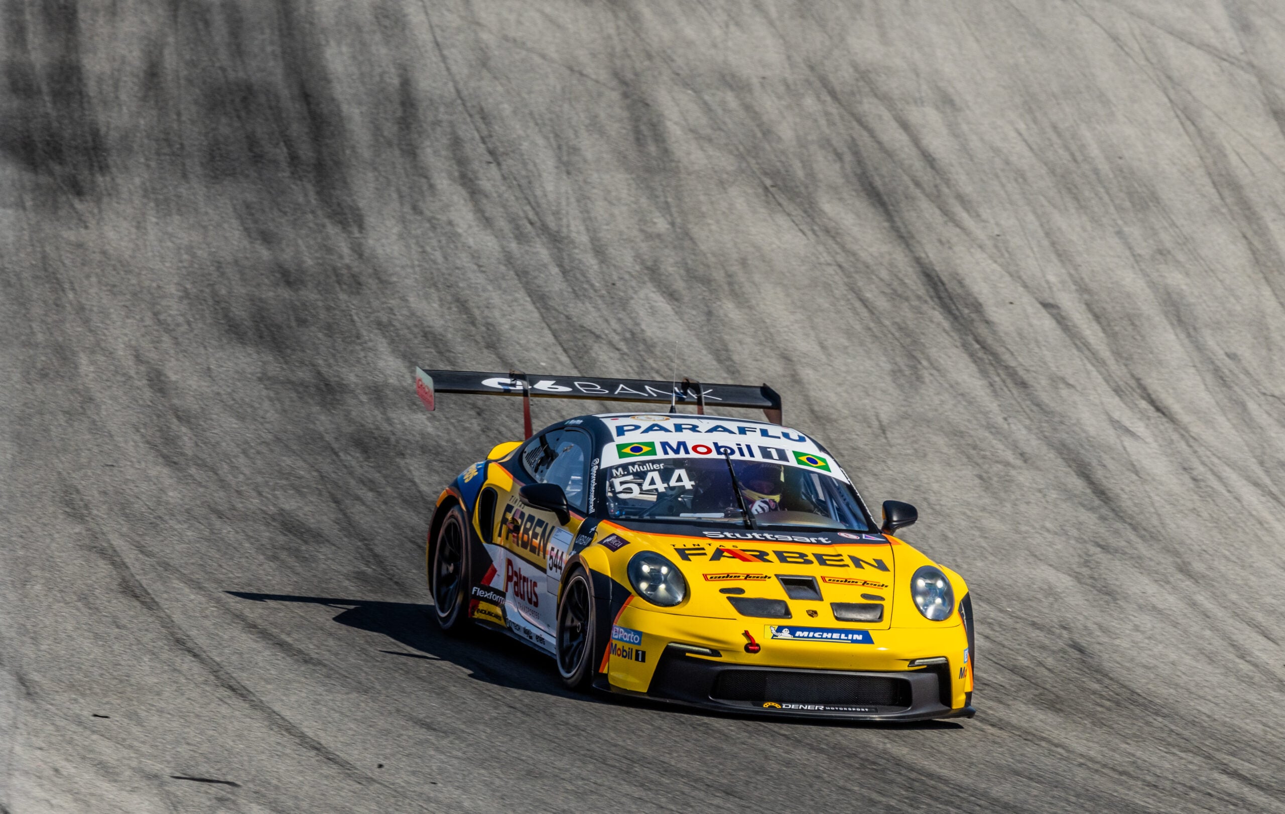 Porsche Cup: Müller se esquiva de problemas e vence corrida 1 em Portugal