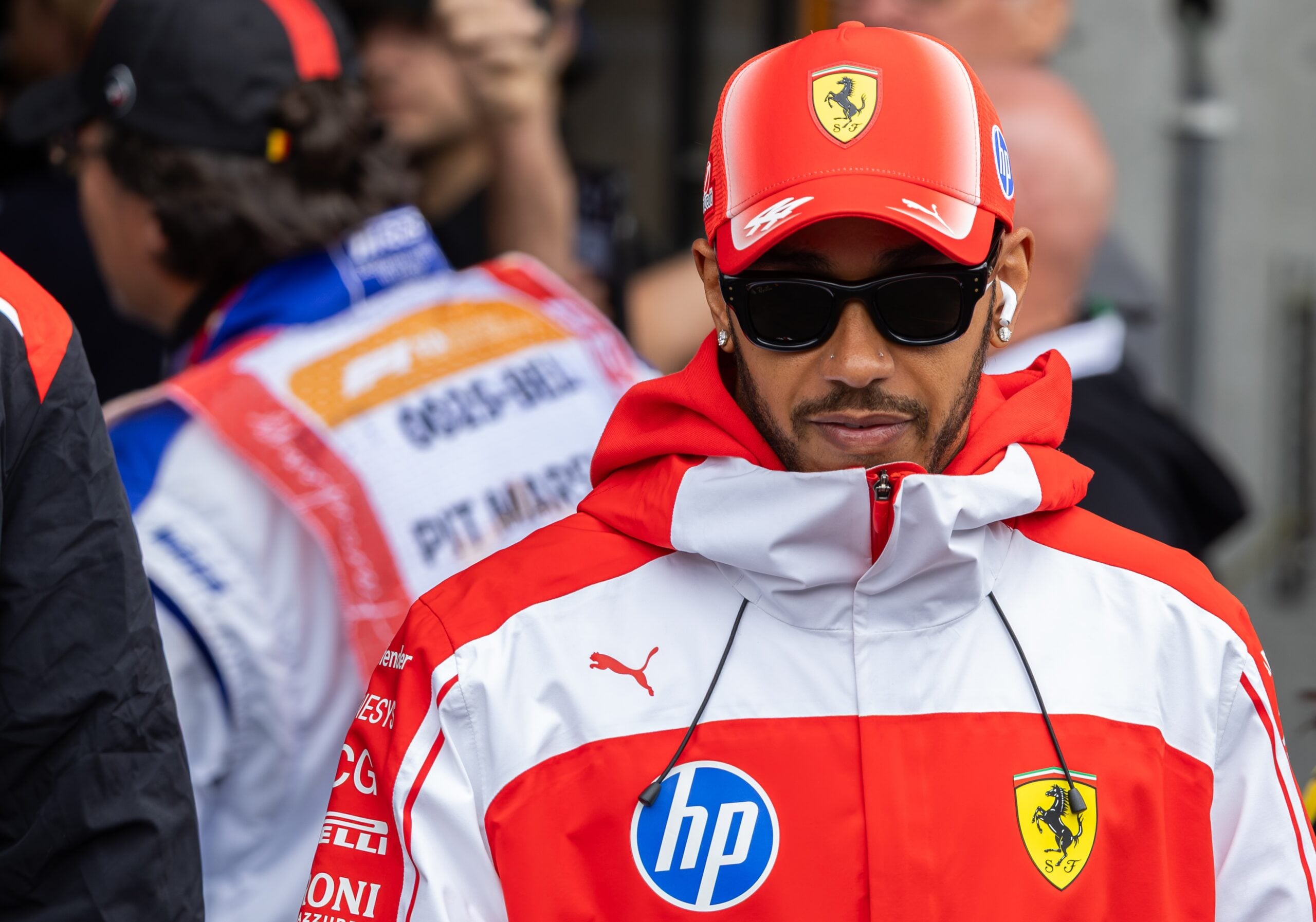 F1: Hamilton reage após atropelar mecânico da Ferrari durante pit stop na Bélgica