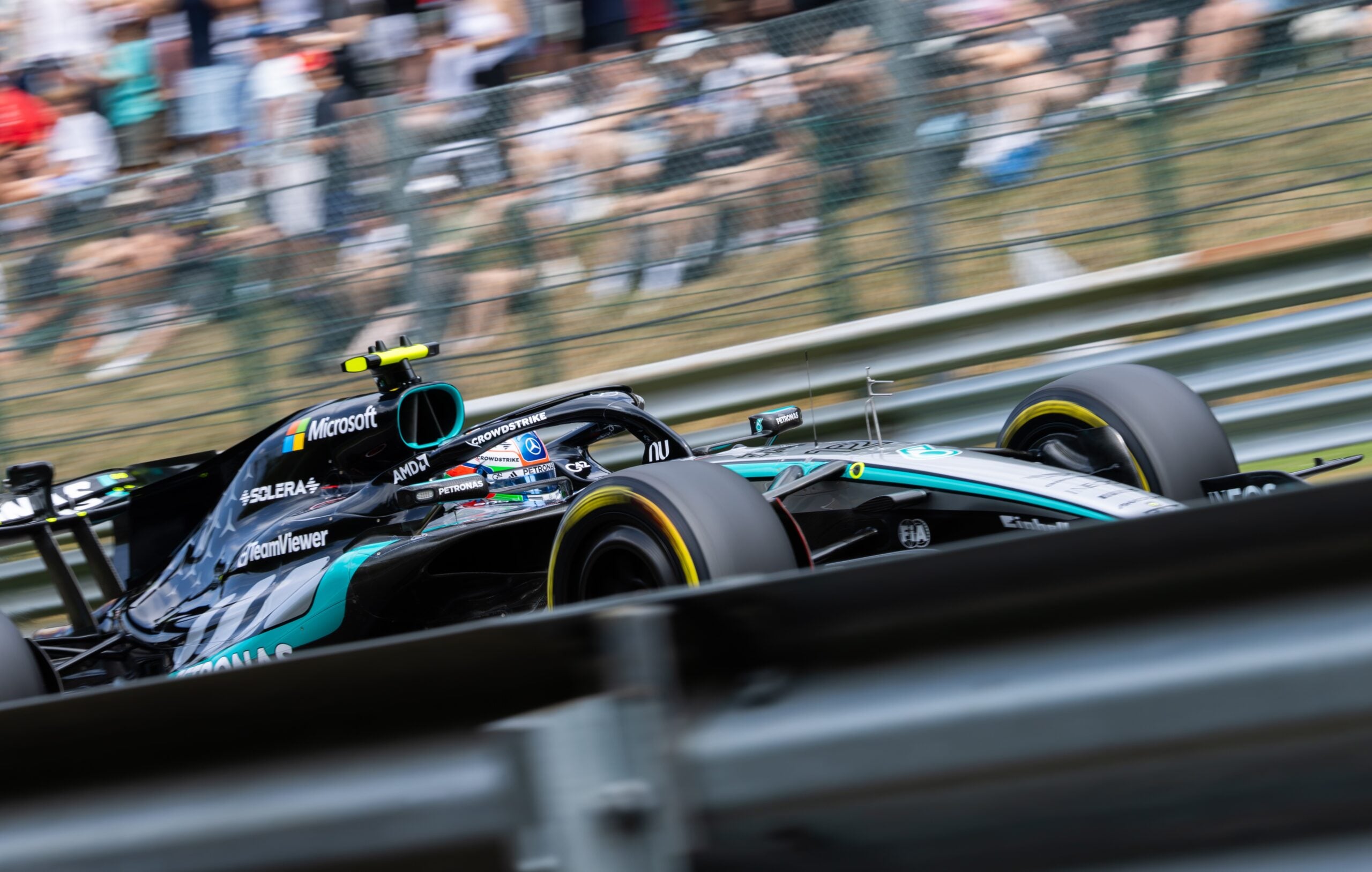 F1 hoje: Antonelli lidera, Norris é punido e Gasly bate