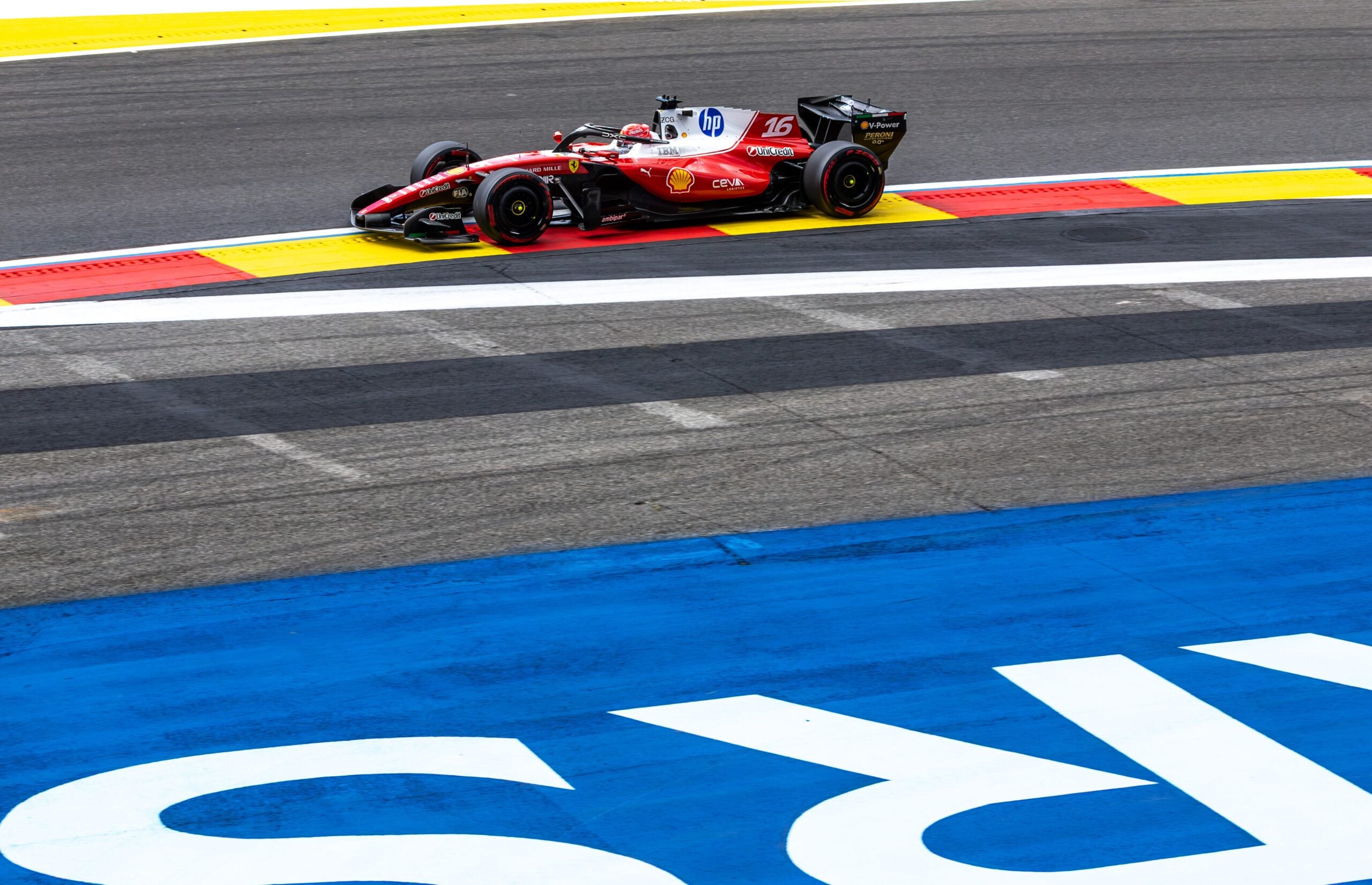F1: Ex-chefe da Alpine diz que Ferrari precisa “deixar Leclerc em paz” sobre desempenho