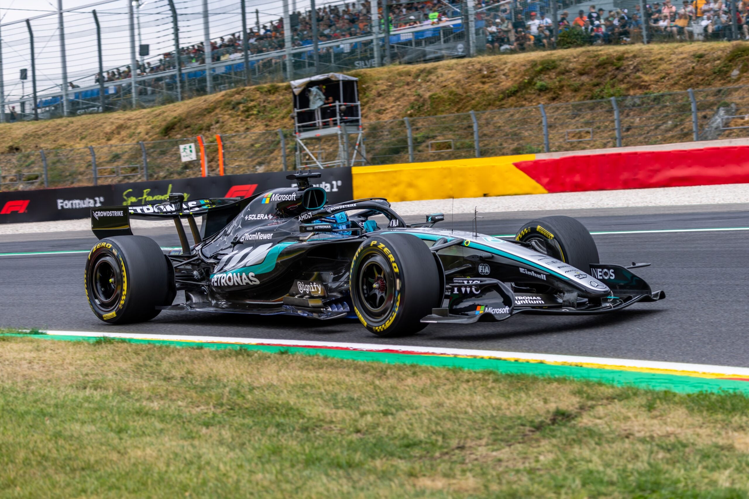 F1: Mercedes investiga perda de velocidade de Russell nas retas