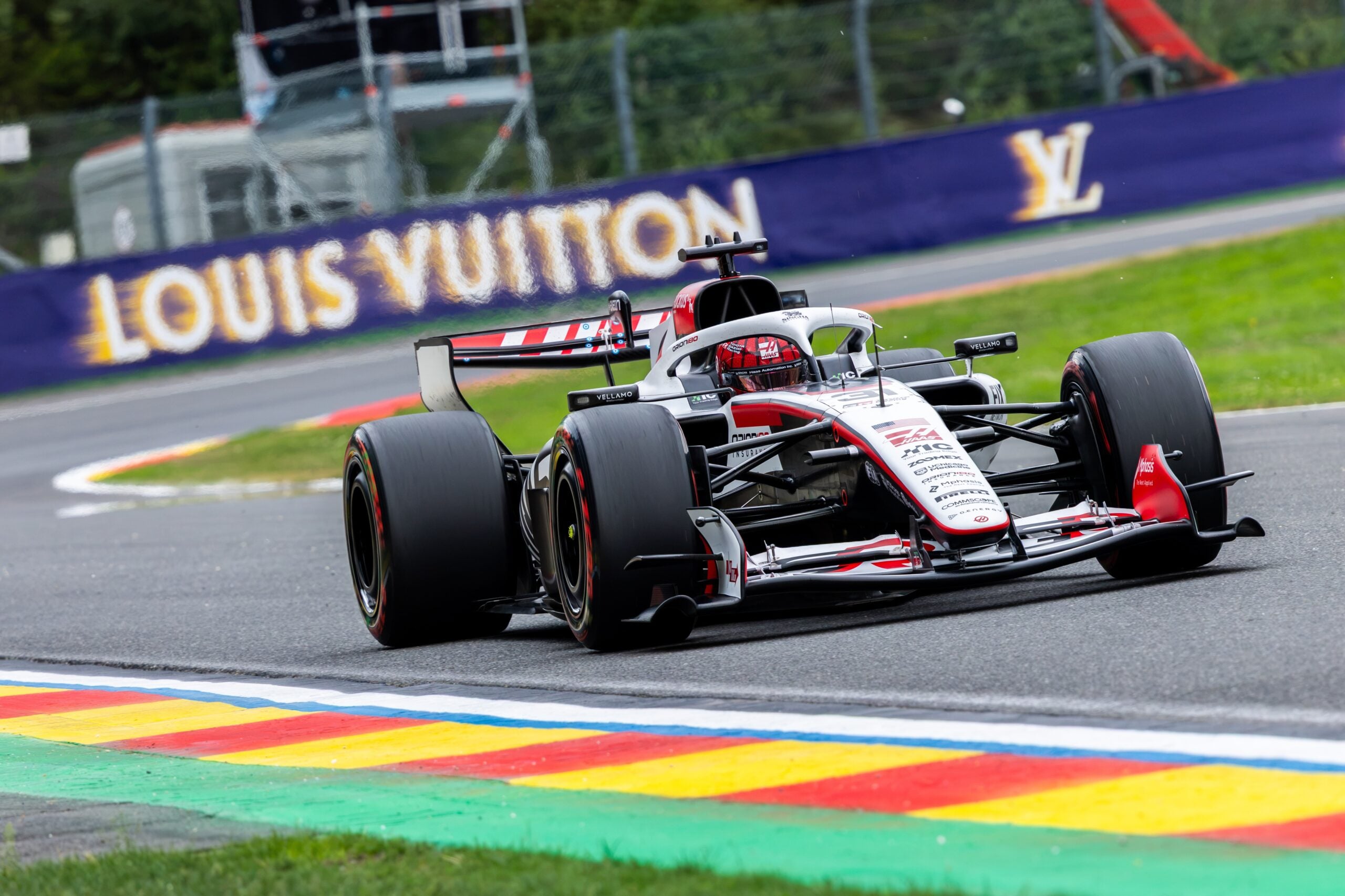 F1: Haas identifica problema após sessão de classificação difícil em Spa Esteban Ocon (Haas) - GP da Bélgica F1 2026