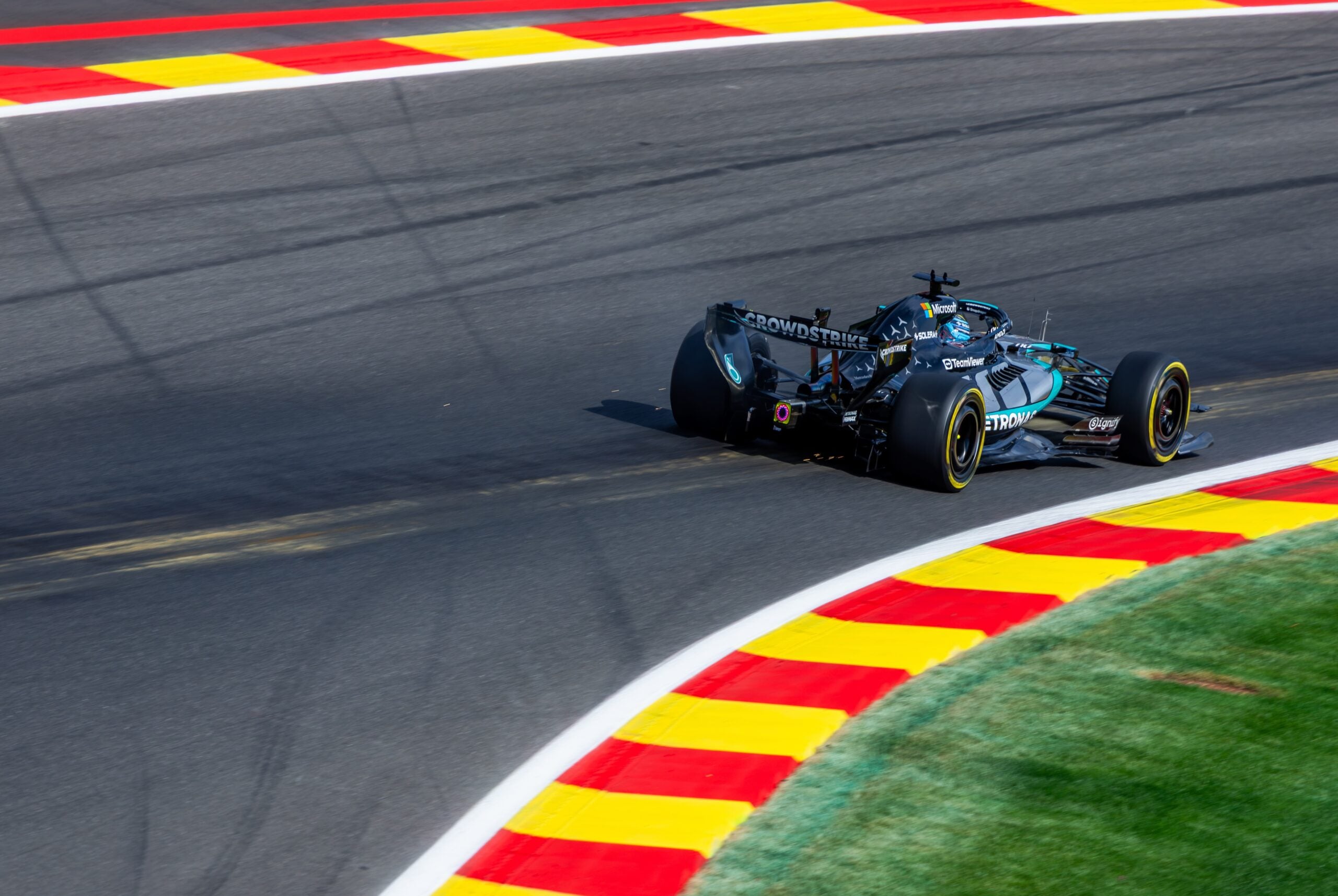 F1: Mercedes investiga perda de velocidade de Russell nas retas George Russell (Mercedes) - GP da Bélgica F1 2026