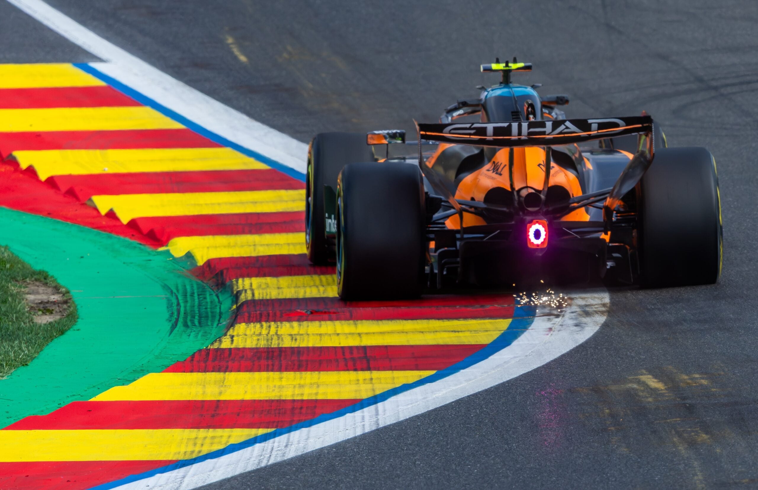 F1: McLaren estreia nova asa traseira para ganhar mais velocidade
