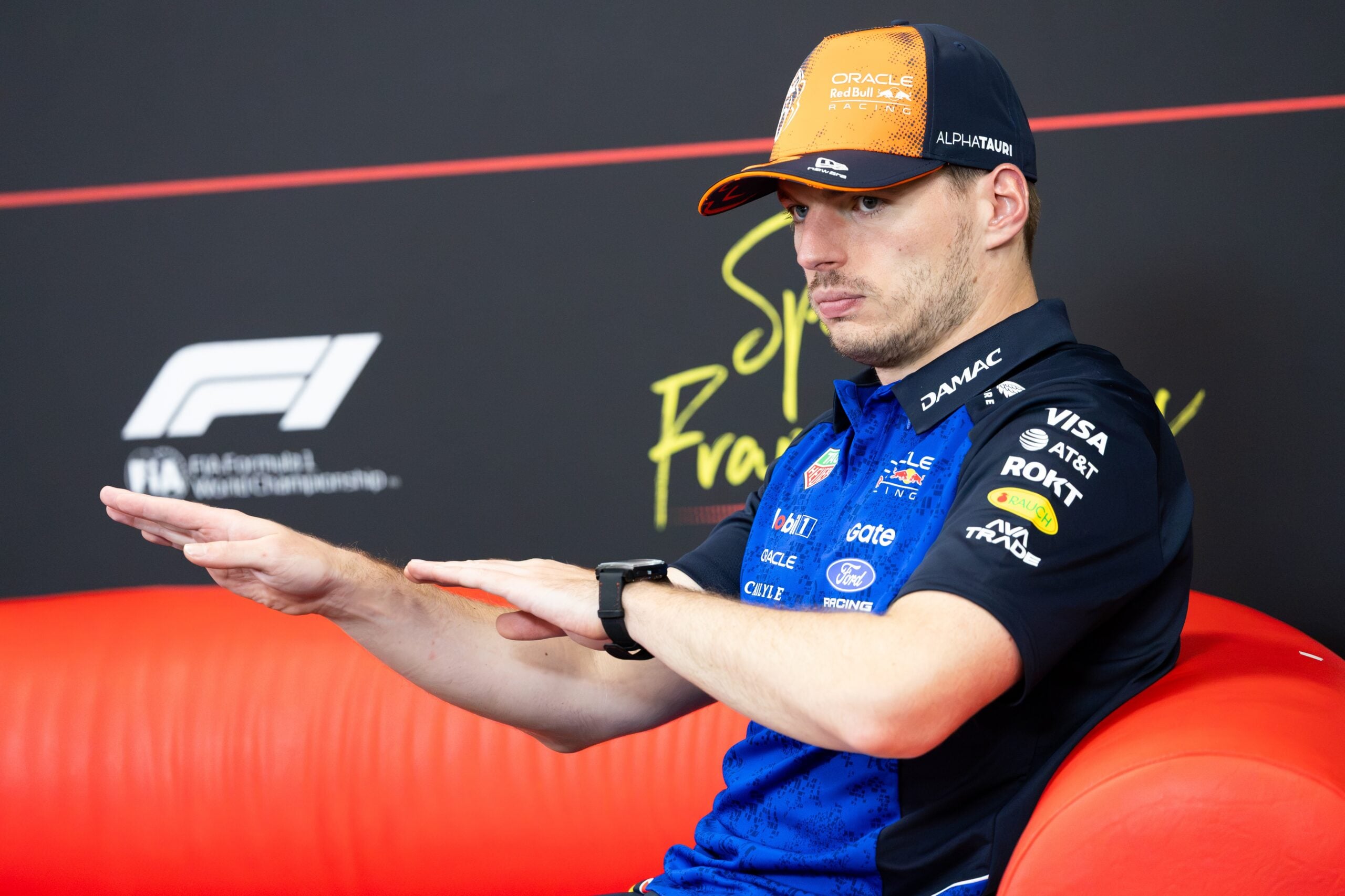 F1: Verstappen diz ter temido batida ao ver ‘foguete vermelho’ Leclerc chegando em Spa
