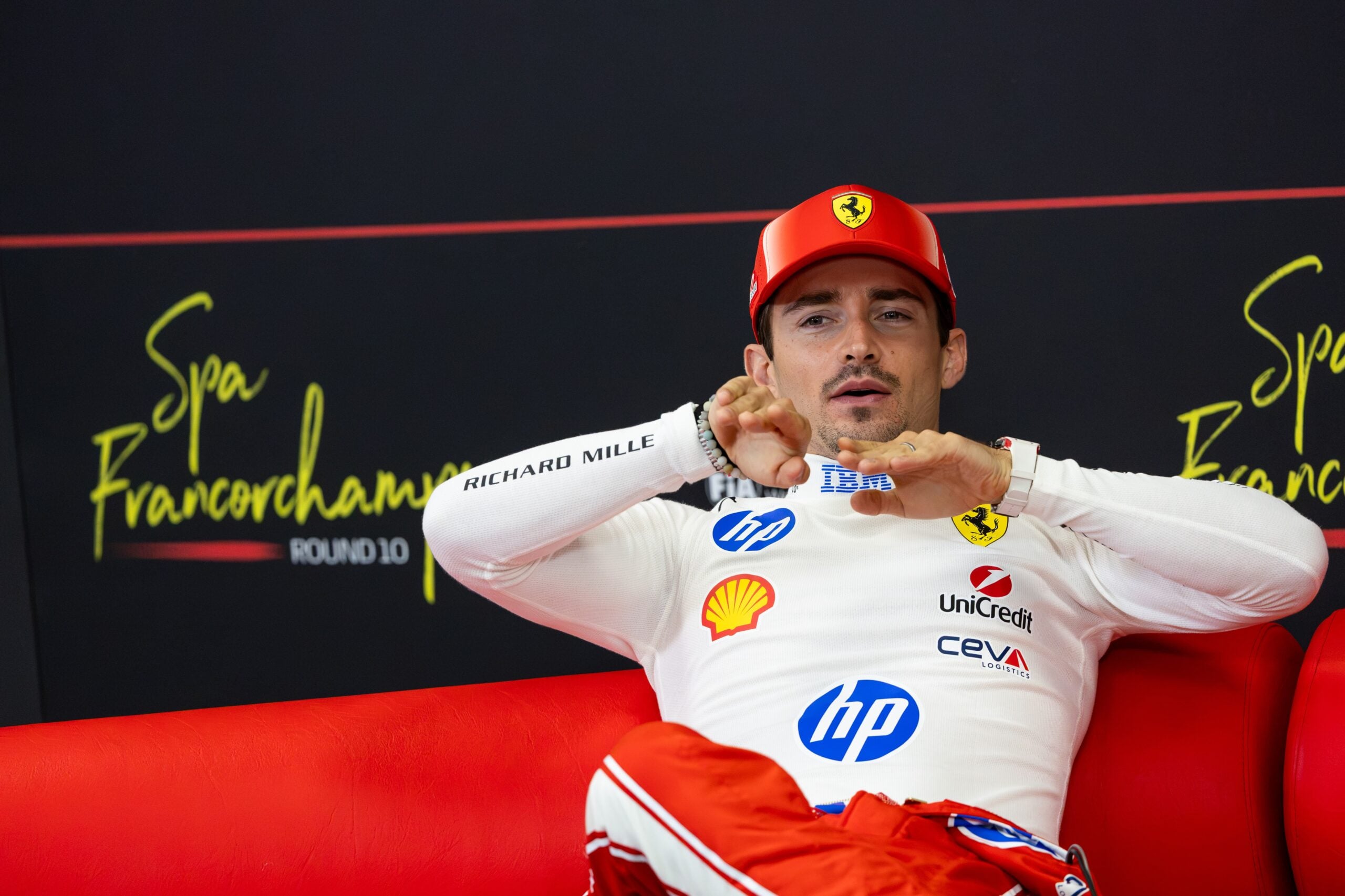 F1: Alesi vê Leclerc em conflito com carro da Ferrari F1: Alesi vê Leclerc em conflito com carro da Ferrari