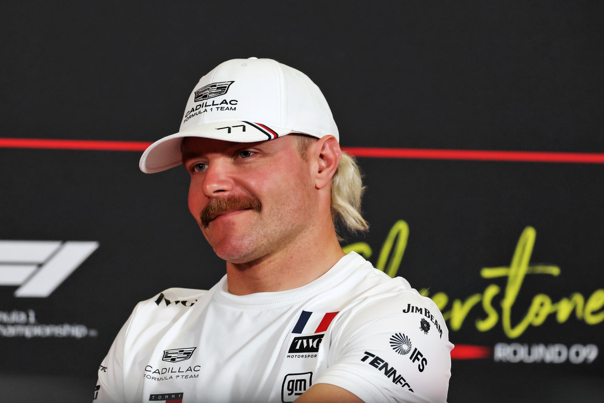 F1: Bottas vê evolução da Cadillac, mas cobra mais desempenho Valtteri Bottas (FIN) Cadillac Formula 1 Team in the FIA Press Conference.