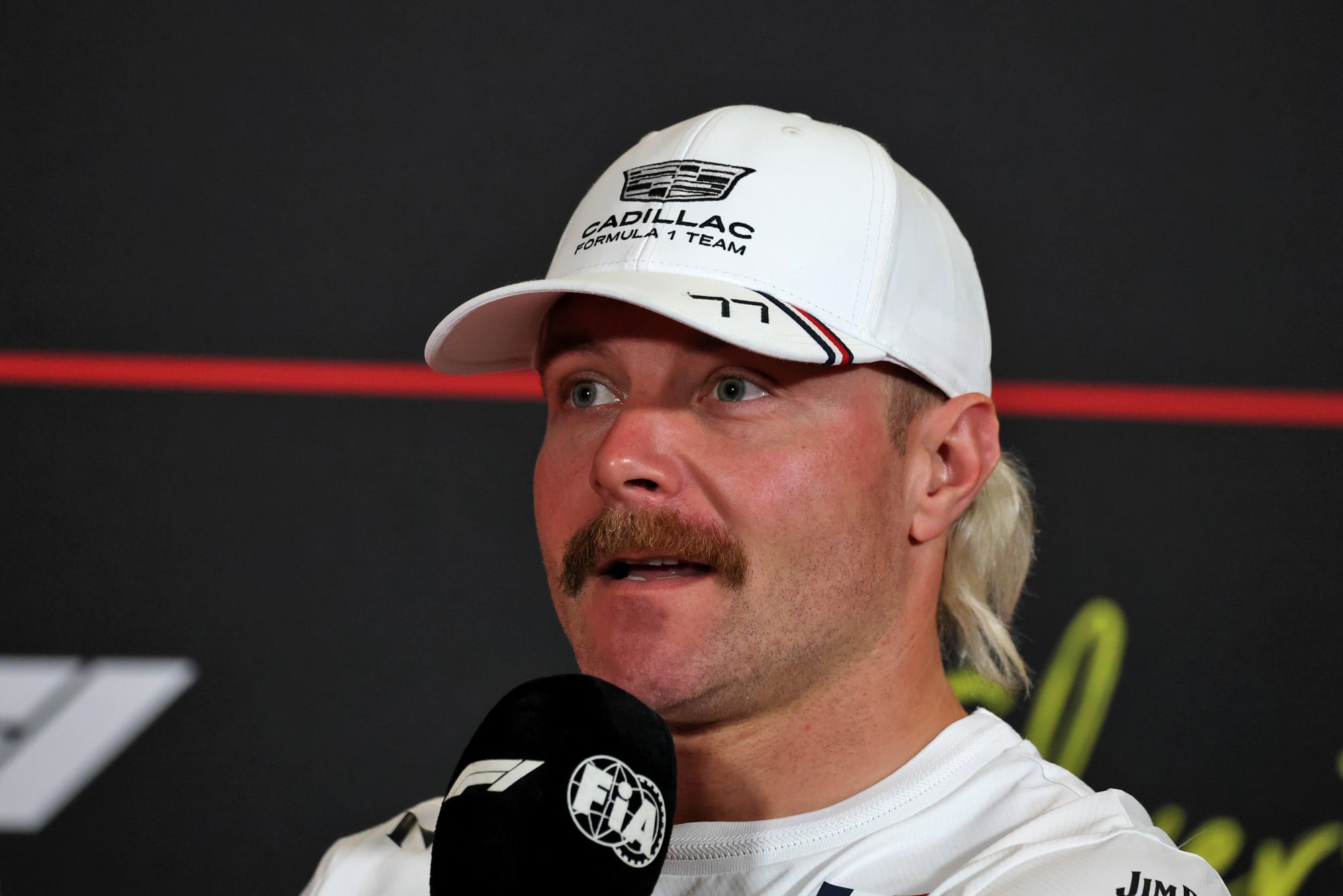 F1: Confira as imagens desta sexta-feira do GP da Inglaterra Valtteri Bottas (FIN) Cadillac Formula 1 Team in the FIA Press Conference.