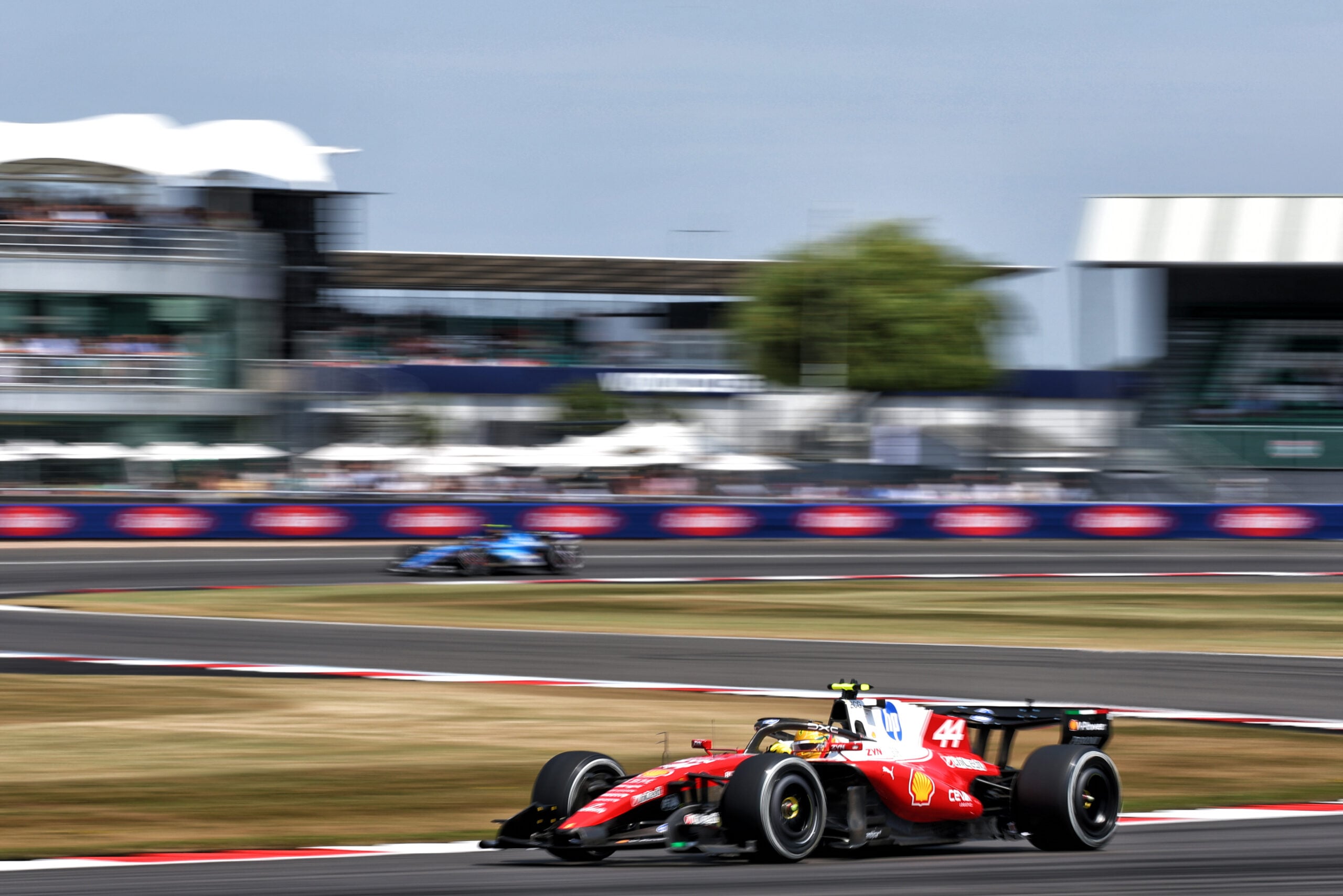 F1: Ferrari surpreende e ameaça Mercedes em Silverstone