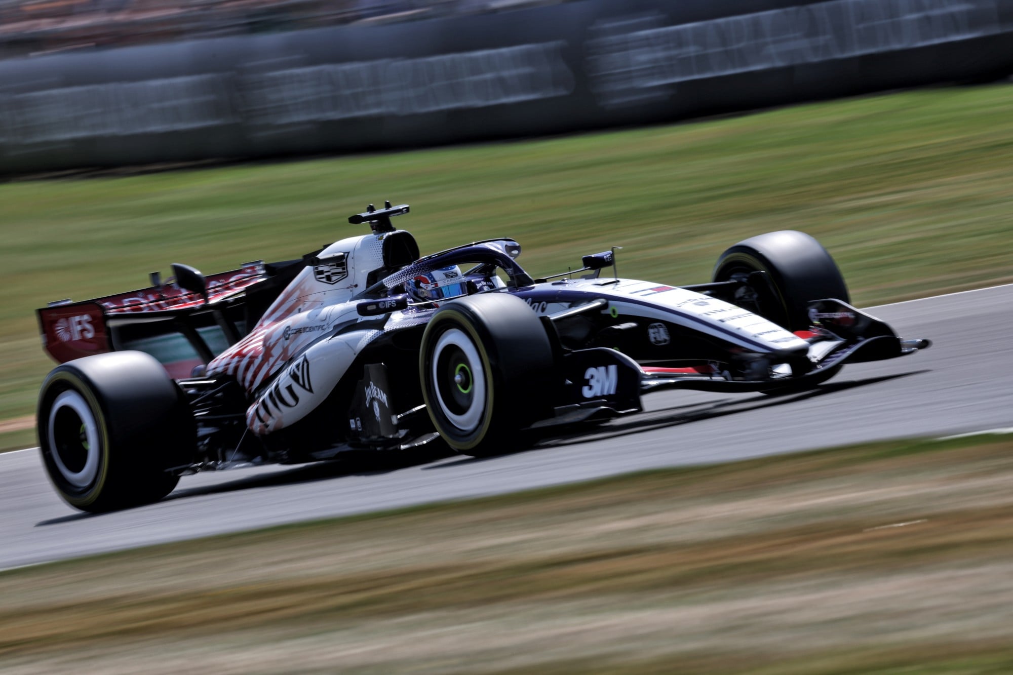 F1: Confira as imagens desta sexta-feira do GP da Inglaterra Sergio Perez (MEX) Cadillac Formula 1 Team MAC-26.