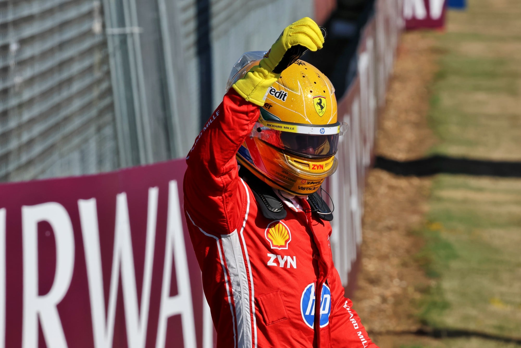 F1: Confira as imagens desta sexta-feira do GP da Inglaterra Lewis Hamilton (GBR) Scuderia Ferrari celebrates his pole position in Sprint parc ferme.