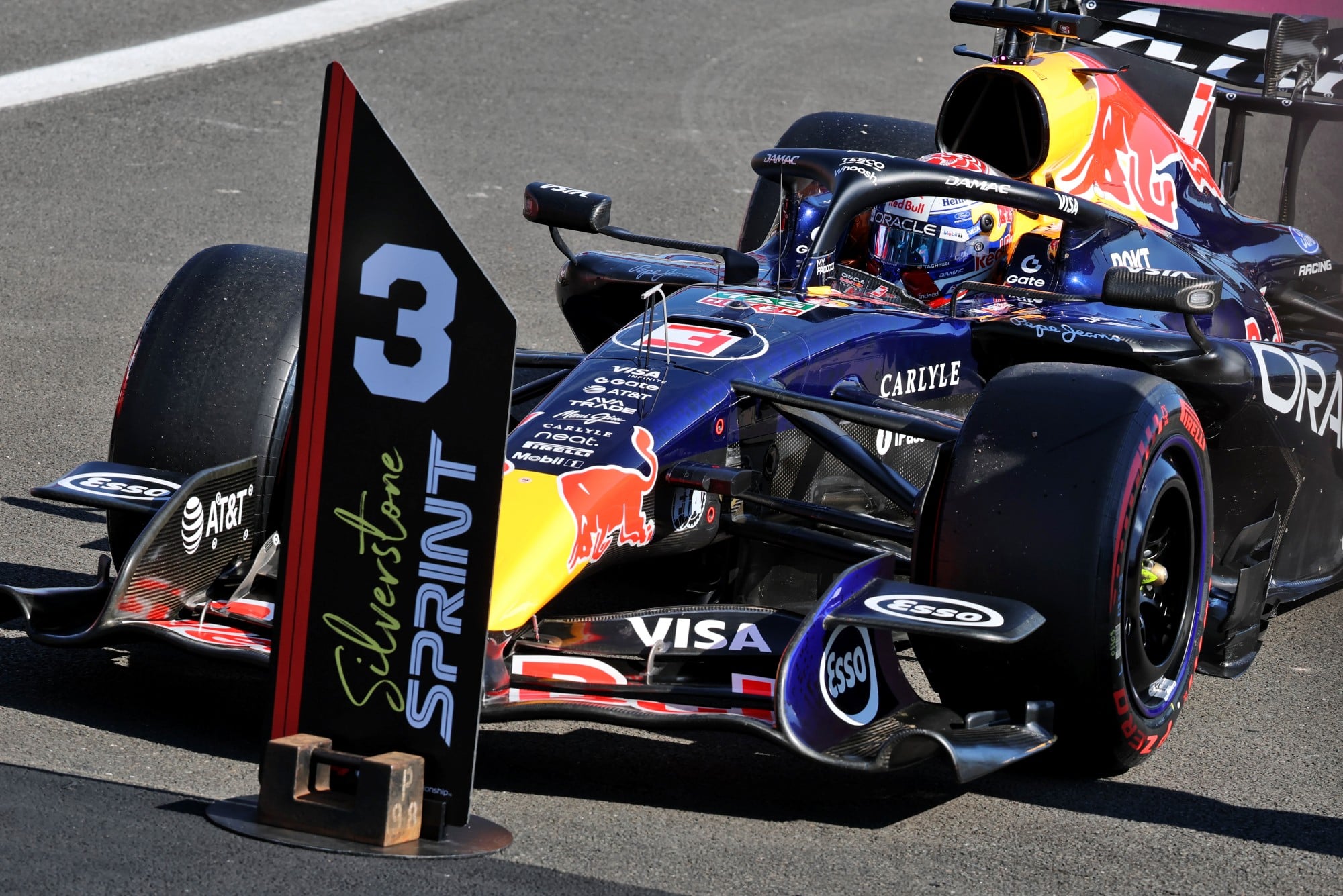 F1 hoje: Hamilton faz pole e Ferrari confirma 2027 Max Verstappen (NLD) Red Bull Racing RB22 in Sprint qualifying parc ferme.