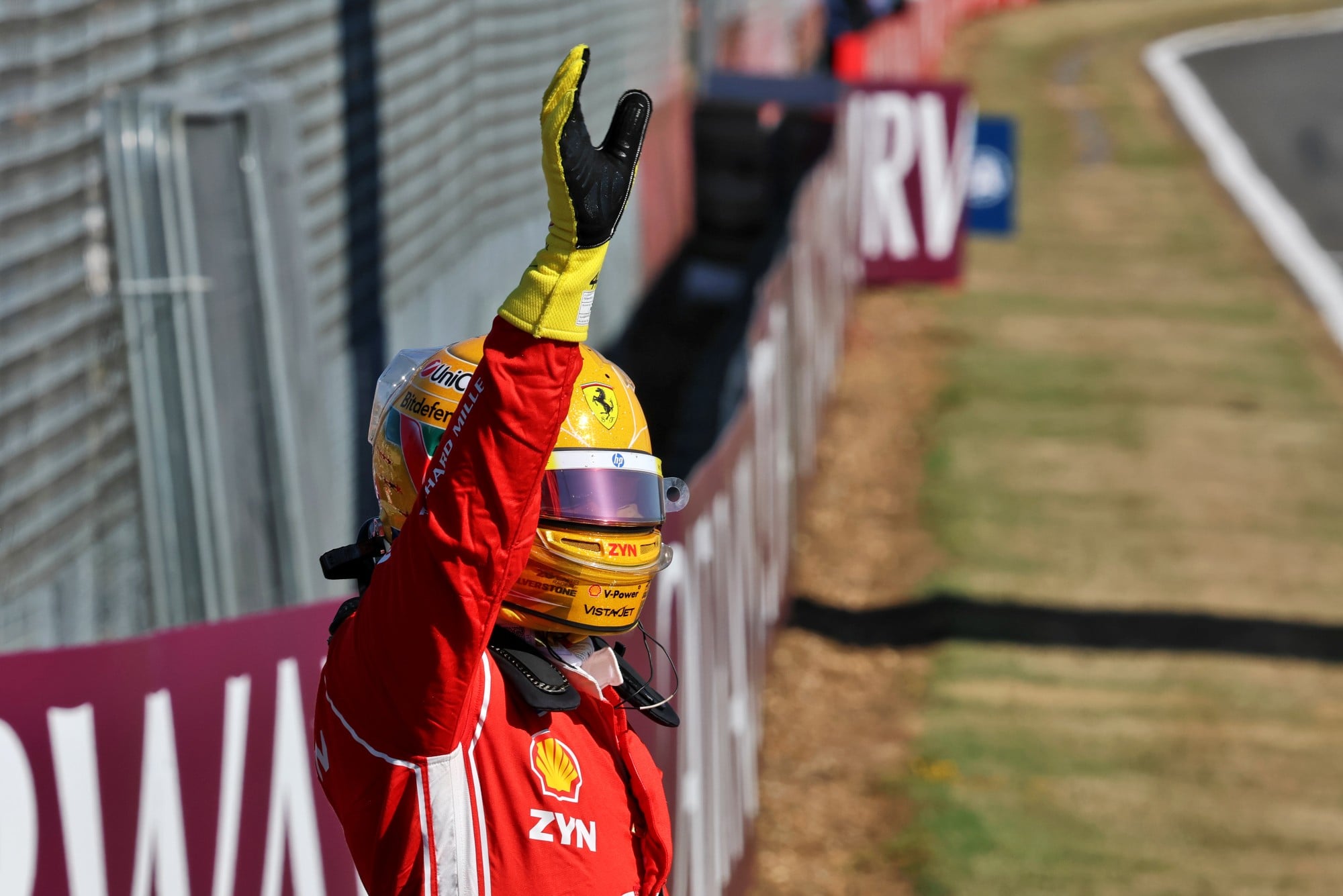 F1: Confira as imagens desta sexta-feira do GP da Inglaterra Lewis Hamilton (GBR) Scuderia Ferrari celebrates his pole position in Sprint parc ferme.