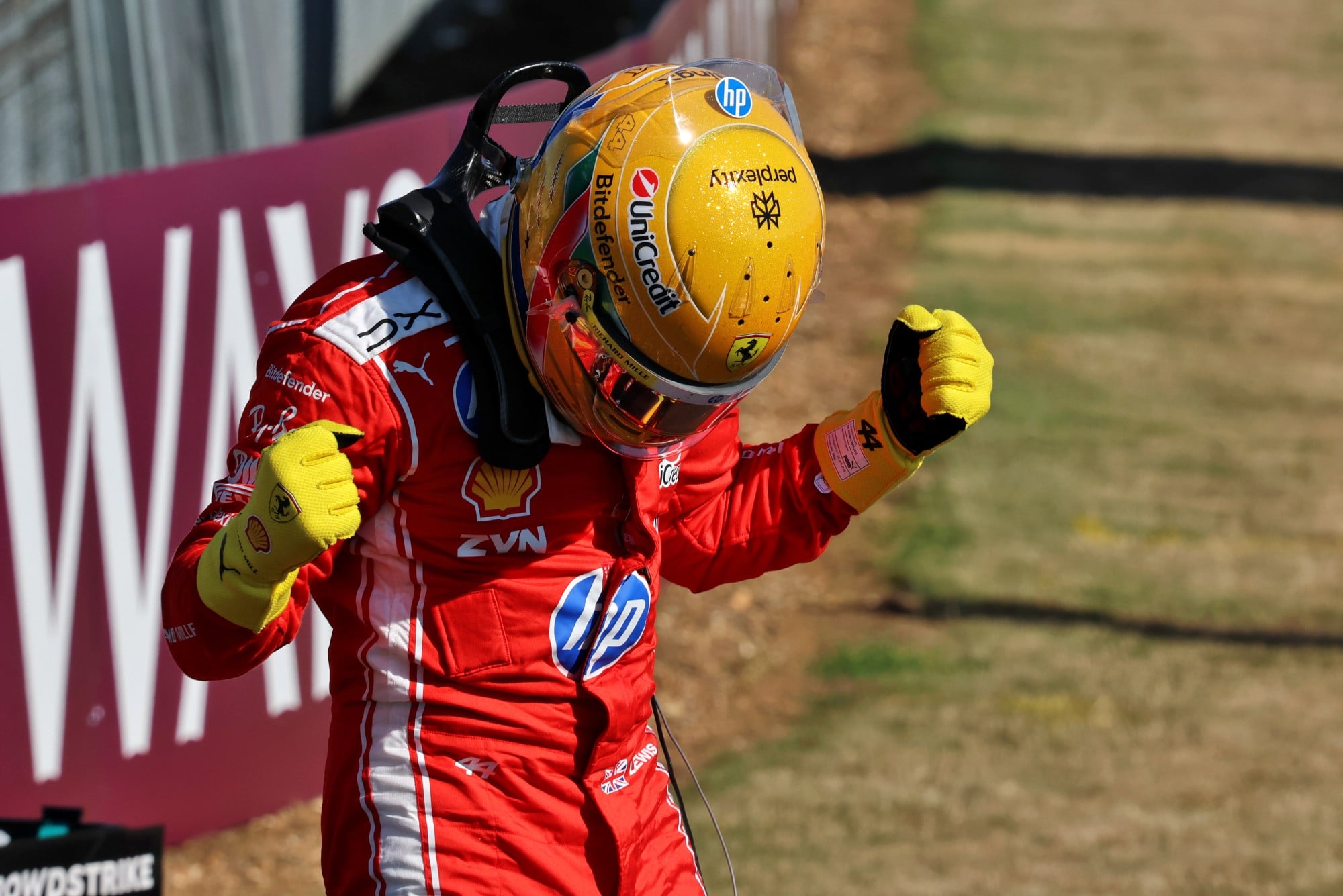 F1: Confira as imagens desta sexta-feira do GP da Inglaterra Lewis Hamilton (GBR) Scuderia Ferrari celebrates his pole position in Sprint parc ferme.