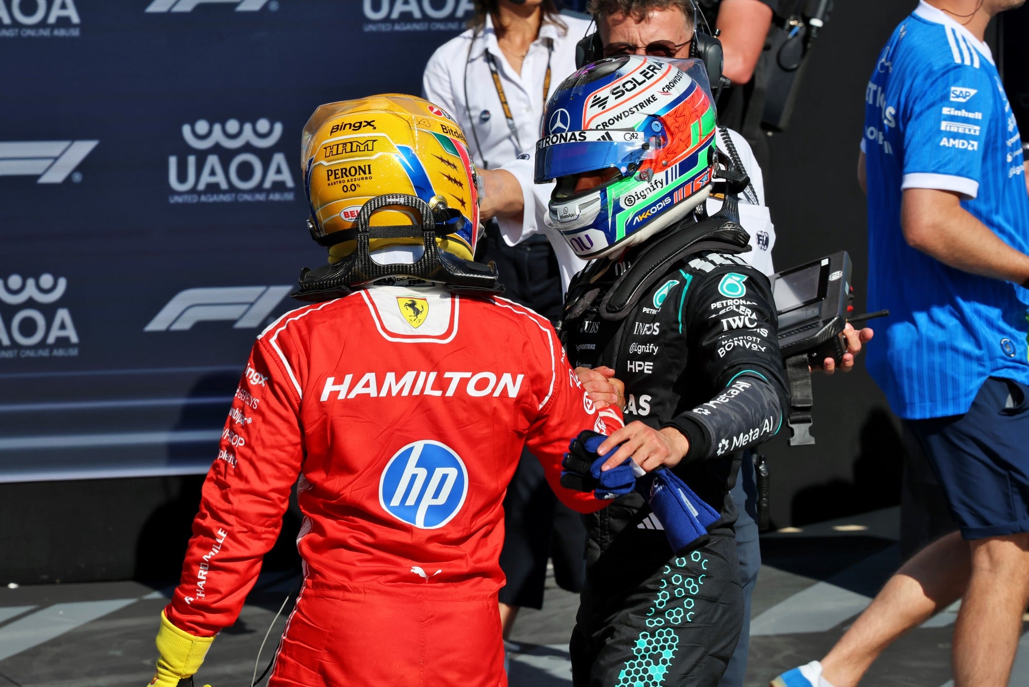 F1: Confira as imagens desta sexta-feira do GP da Inglaterra (L to R): Lewis Hamilton (GBR) Scuderia Ferrari celebrates his pole position in Sprint qualifying parc ferme with second placed Andrea Kimi Antonelli (ITA) Mercedes AMG Formula One Team.