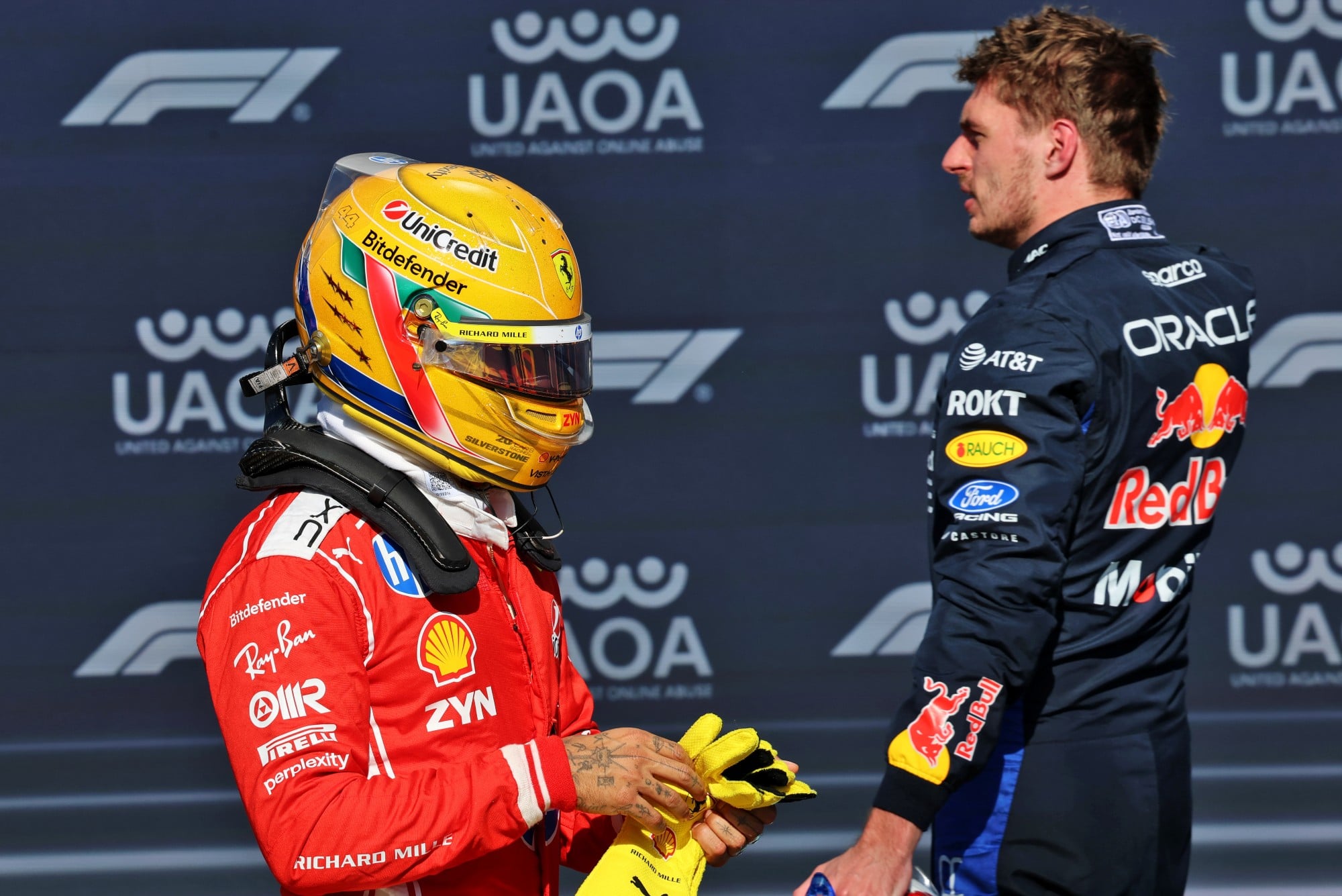 F1: Confira as imagens desta sexta-feira do GP da Inglaterra (L to R): Pole sitter Lewis Hamilton (GBR) Scuderia Ferrari in Sprint qualifying parc ferme with third placed Max Verstappen (NLD) Red Bull Racing.
