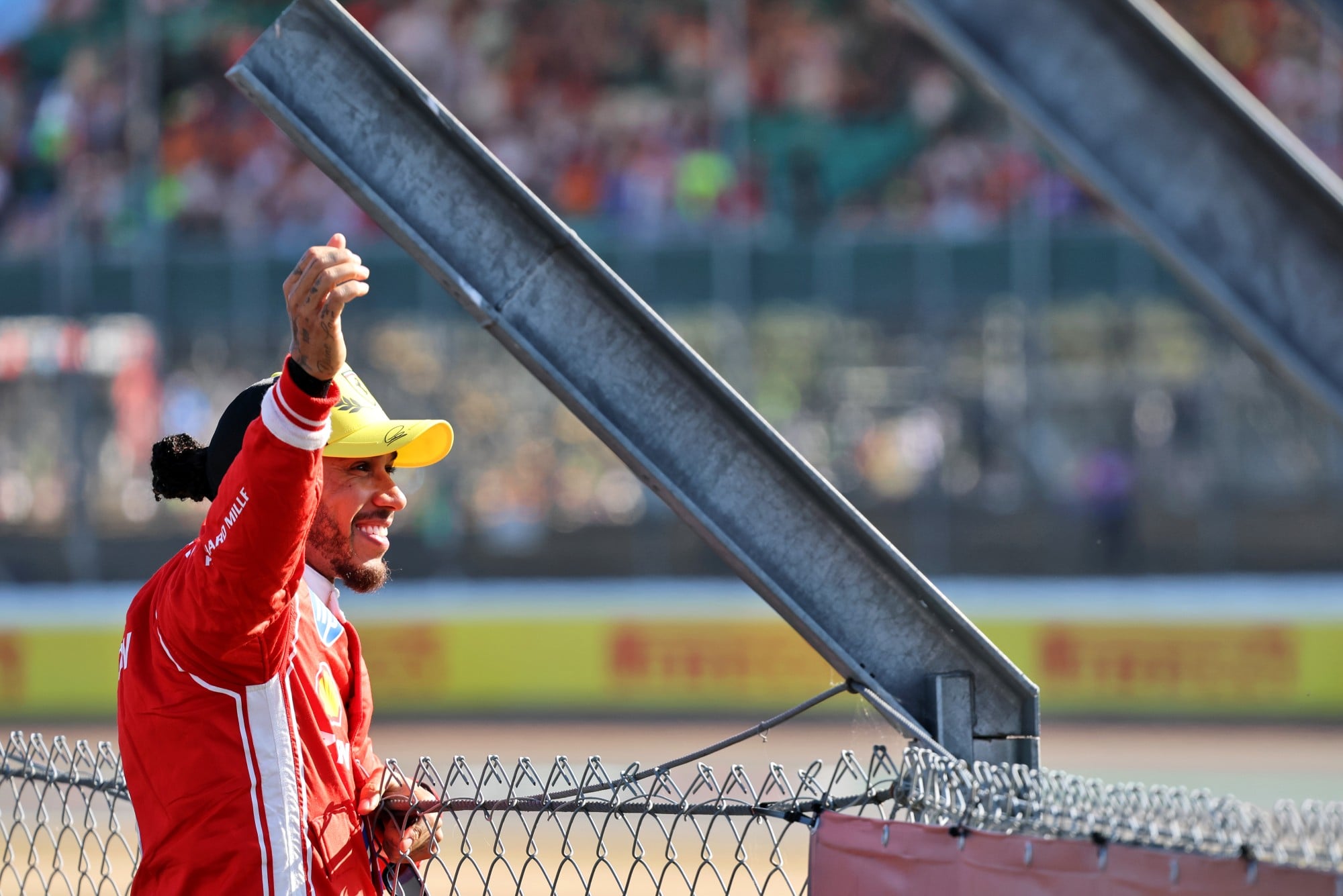 F1: Confira as imagens desta sexta-feira do GP da Inglaterra Lewis Hamilton (GBR) Scuderia Ferrari celebrates his pole position in Sprint qualifying parc ferme.