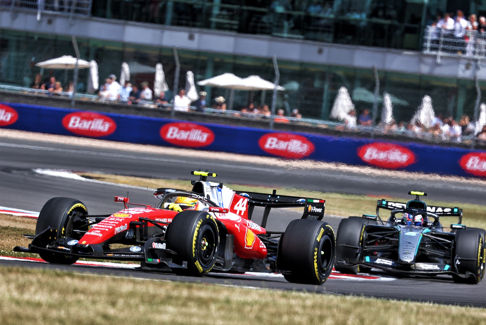 F1: Ferrari vê progresso e aposta na estratégia para tentar vitória Lewis Hamilton (GBR) Scuderia Ferrari SF-26 leads Andrea Kimi Antonelli (ITA) Mercedes AMG Formula One Team W17.