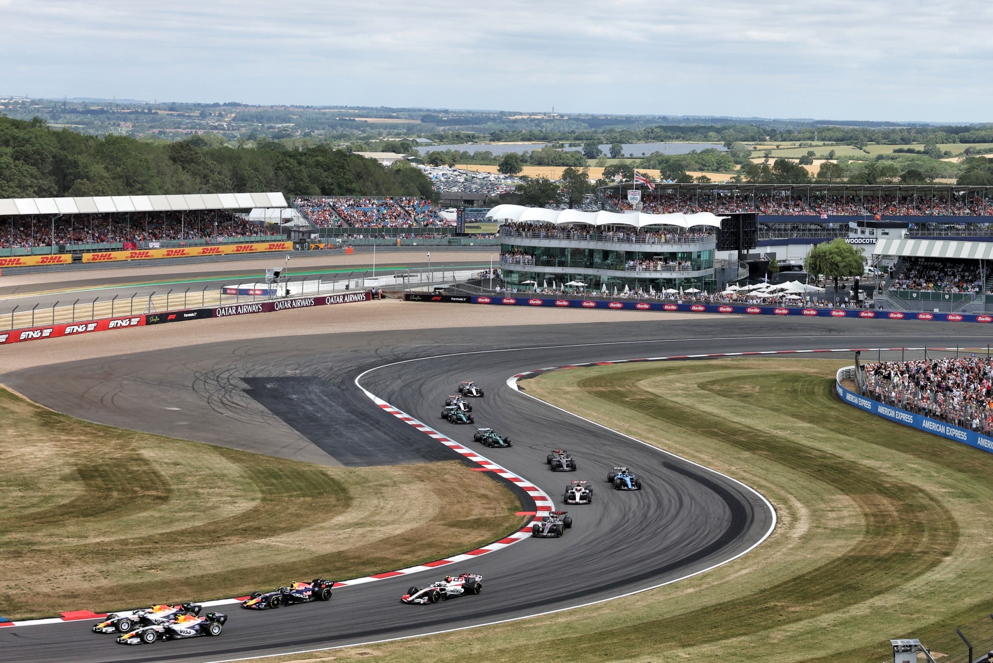 F1: Racing Bulls leva multa após quase acidente com Piastri no Q3 em Silverstone Arvid Lindblad (GBR) Racing Bulls Formula One Team VCARB 03 and Liam Lawson (NZL) Racing Bulls Formula One Team VCARB 03 at the start of the race.