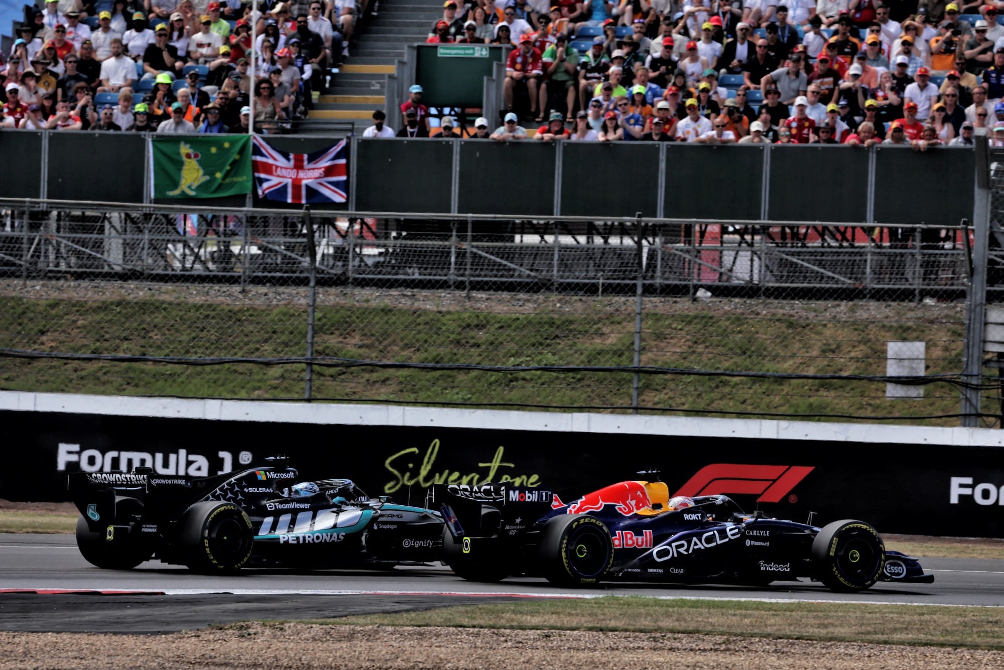 F1: Verstappen evita comentários sobre disputas na corrida Sprint em Silverstone Max Verstappen (NLD) Red Bull Racing RB22 and George Russell (GBR) Mercedes AMG Formula One Team W17 battle for position.