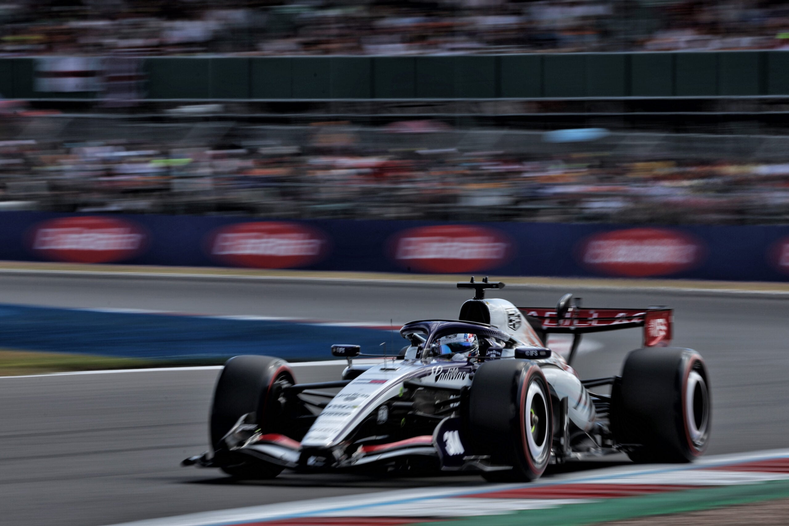 F1: Cadillac vê resultado positivo no GP da Inglaterra após atualizações Sergio Perez (MEX) Cadillac Formula 1 Team MAC-26.