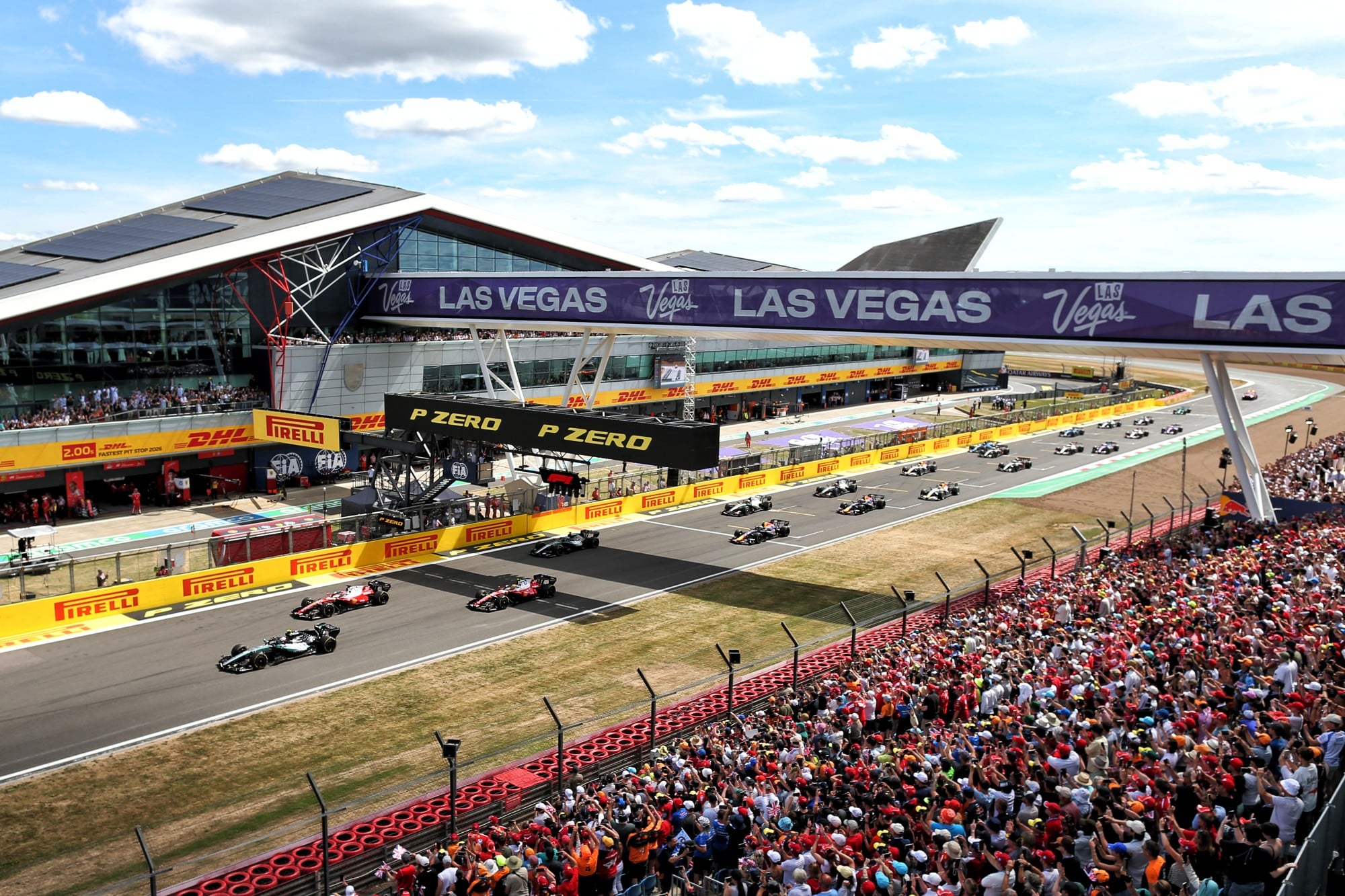 F1: Confira as imagens do GP da Inglaterra 2026 Andrea Kimi Antonelli (ITA) Mercedes AMG Formula One Team W17 is passed by Charles Leclerc (MON) Scuderia Ferrari SF-26 at the start of the race.
