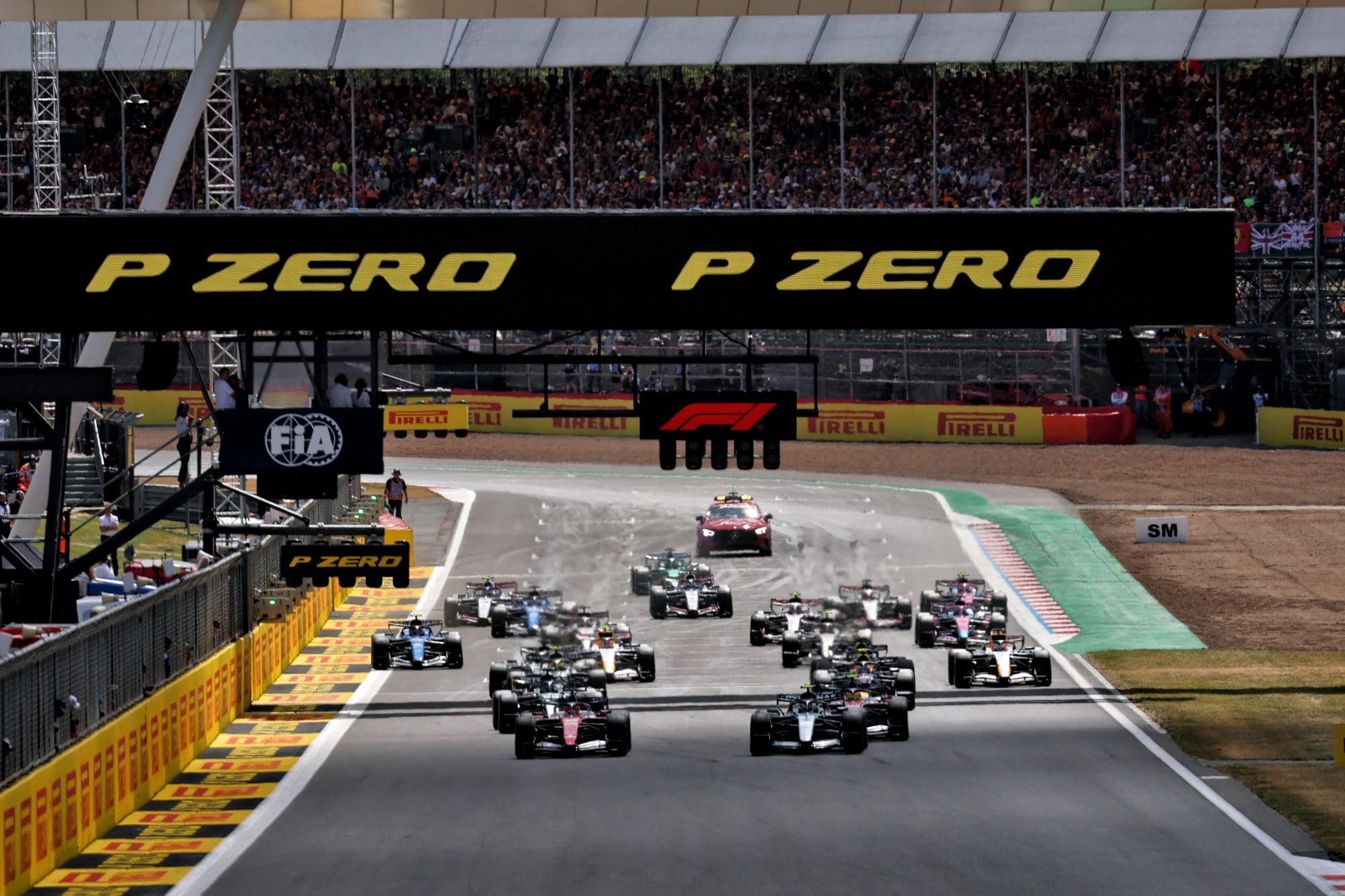 F1: Confira as imagens do GP da Inglaterra 2026 Andrea Kimi Antonelli (ITA) Mercedes AMG Formula One Team W17 is passed by Charles Leclerc (MON) Scuderia Ferrari SF-26 at the start of the race.