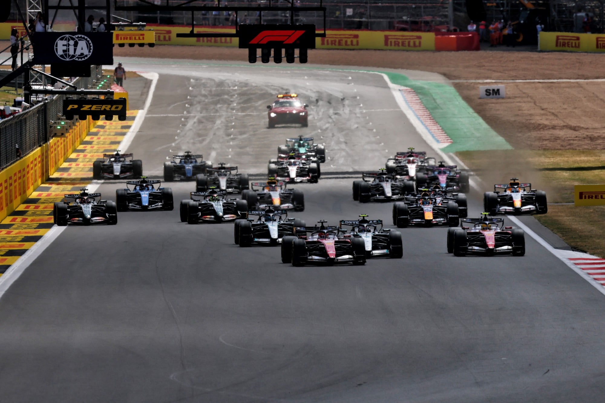 F1: Confira as imagens do GP da Inglaterra 2026 Andrea Kimi Antonelli (ITA) Mercedes AMG Formula One Team W17 is passed by Charles Leclerc (MON) Scuderia Ferrari SF-26 at the start of the race.