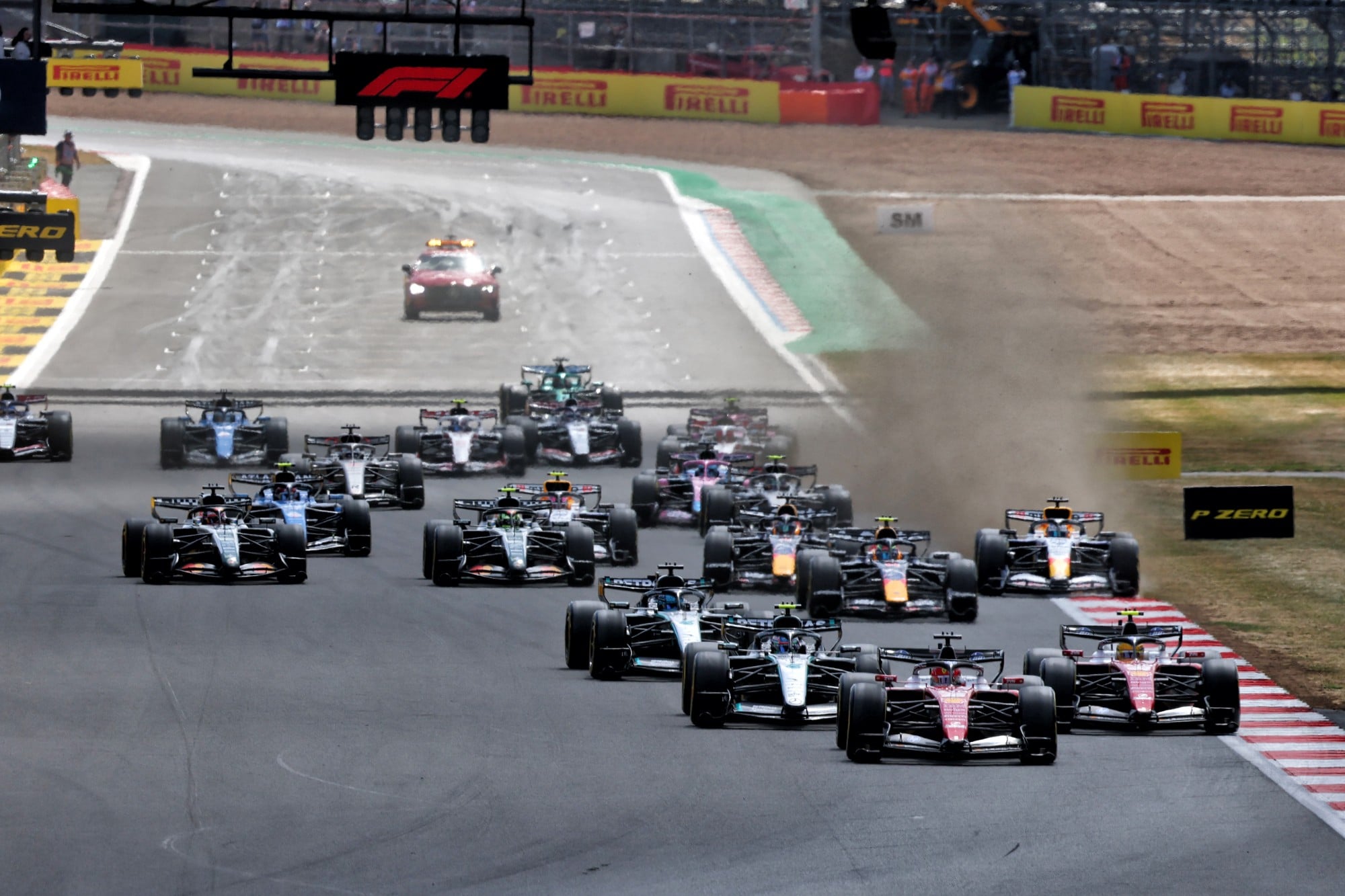 F1: Confira as imagens do GP da Inglaterra 2026 Charles Leclerc (MON) Scuderia Ferrari SF-26 leads at the start of the race.