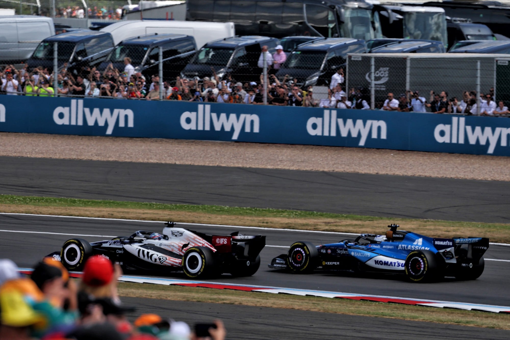 F1: Confira as imagens do GP da Inglaterra 2026 Sergio Perez (MEX) Cadillac Formula 1 Team MAC-26 and Alexander Albon (THA) Williams F1 Team FW48.