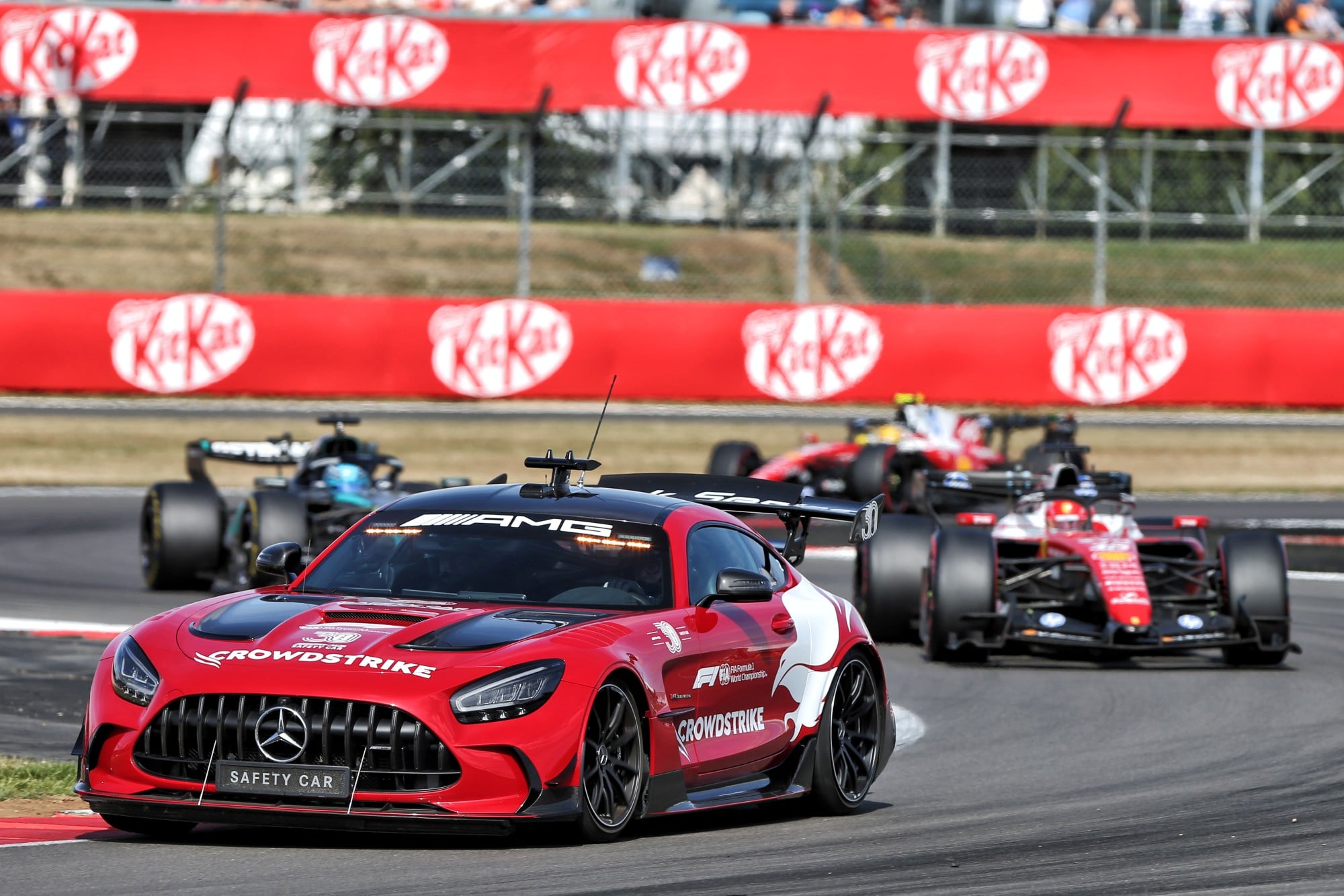 F1: Confira as imagens do GP da Inglaterra 2026 Charles Leclerc (MON) Scuderia Ferrari SF-26 leads behind the Mercedes FIA Safety Car.
