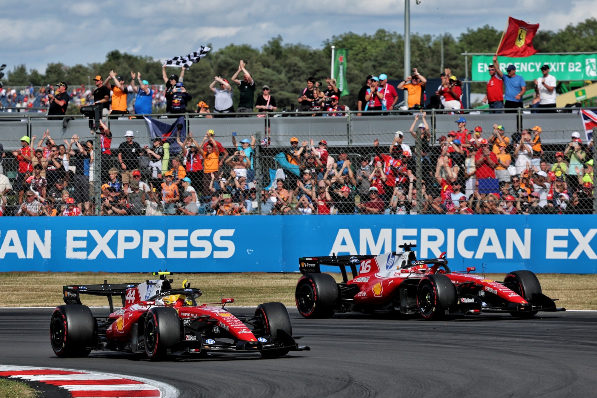 F1: Confira as imagens do GP da Inglaterra 2026 Race winner Charles Leclerc (MON) Scuderia Ferrari SF-26 and team mate Lewis Hamilton (GBR) Scuderia Ferrari SF-26 celebrate at the end of the race.