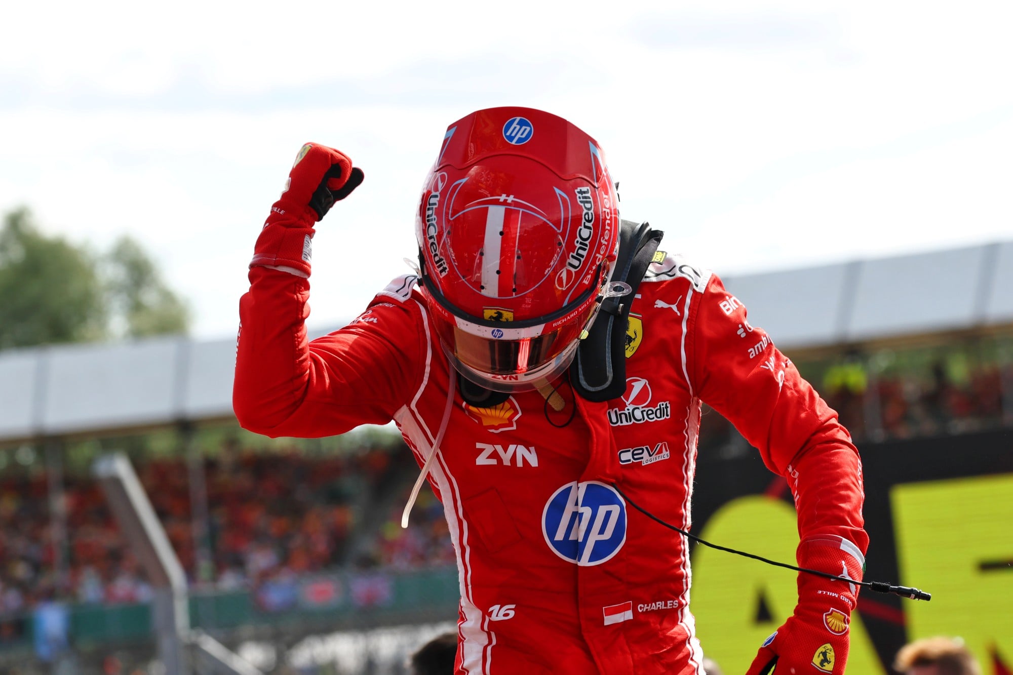 F1: Confira as imagens do GP da Inglaterra 2026 Race winner Charles Leclerc (MON) Scuderia Ferrari celebrates in parc ferme.