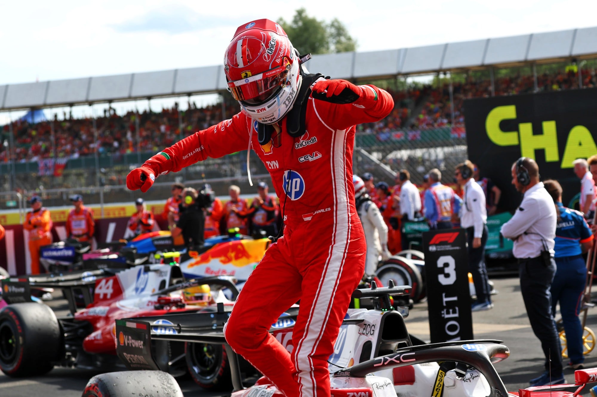 F1: Confira as imagens do GP da Inglaterra 2026 Race winner Charles Leclerc (MON) Scuderia Ferrari celebrates in parc ferme.