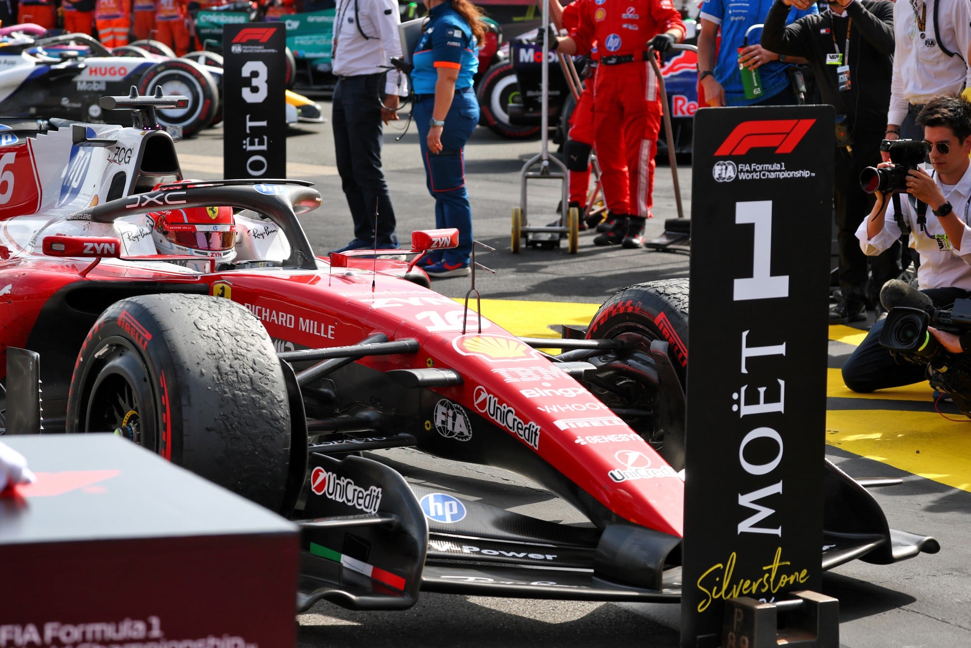 F1: Confira as imagens do GP da Inglaterra 2026 Race winner Charles Leclerc (MON) Scuderia Ferrari SF-26 celebrates in parc ferme.