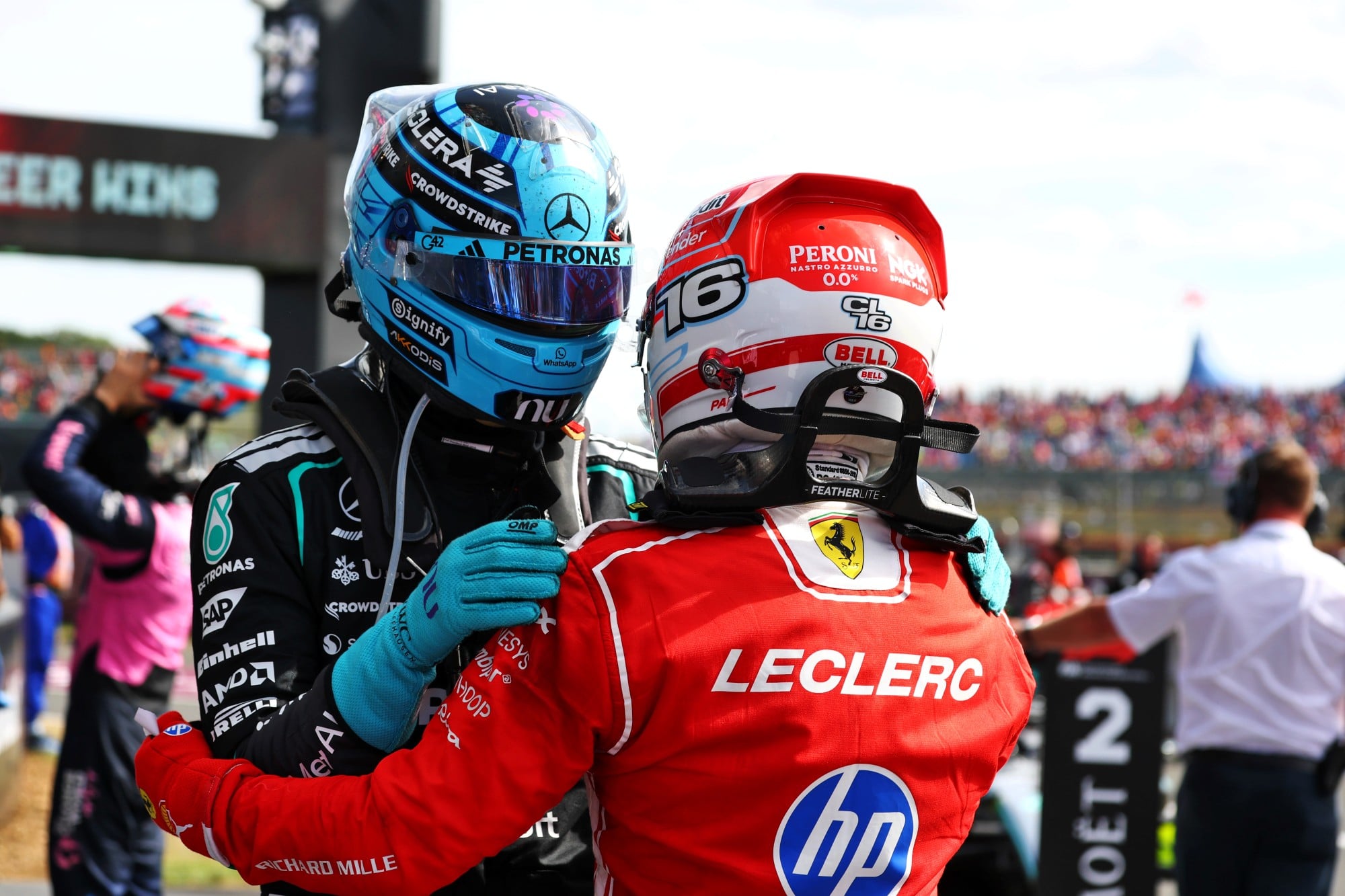F1: Confira as imagens do GP da Inglaterra 2026 Race winner Charles Leclerc (MON) Scuderia Ferrari (Right) celebrates with second placed George Russell (GBR) Mercedes AMG Formula One Team in parc ferme.