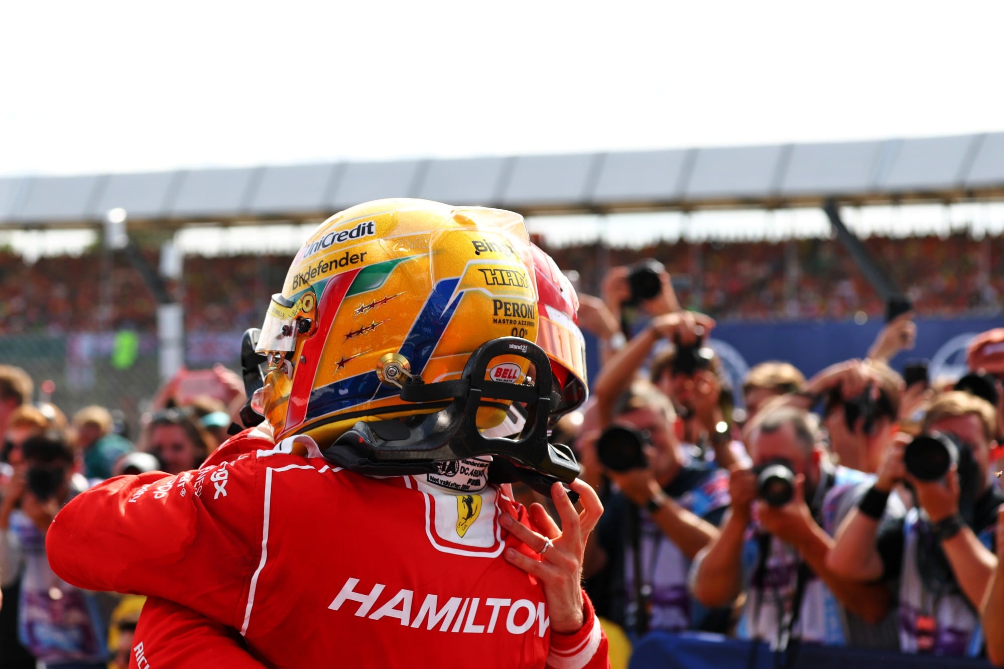 F1: Confira as imagens do GP da Inglaterra 2026 Race winner Charles Leclerc (MON) Scuderia Ferrari celebrates with third placed team mate Lewis Hamilton (GBR) Scuderia Ferrari in parc ferme.