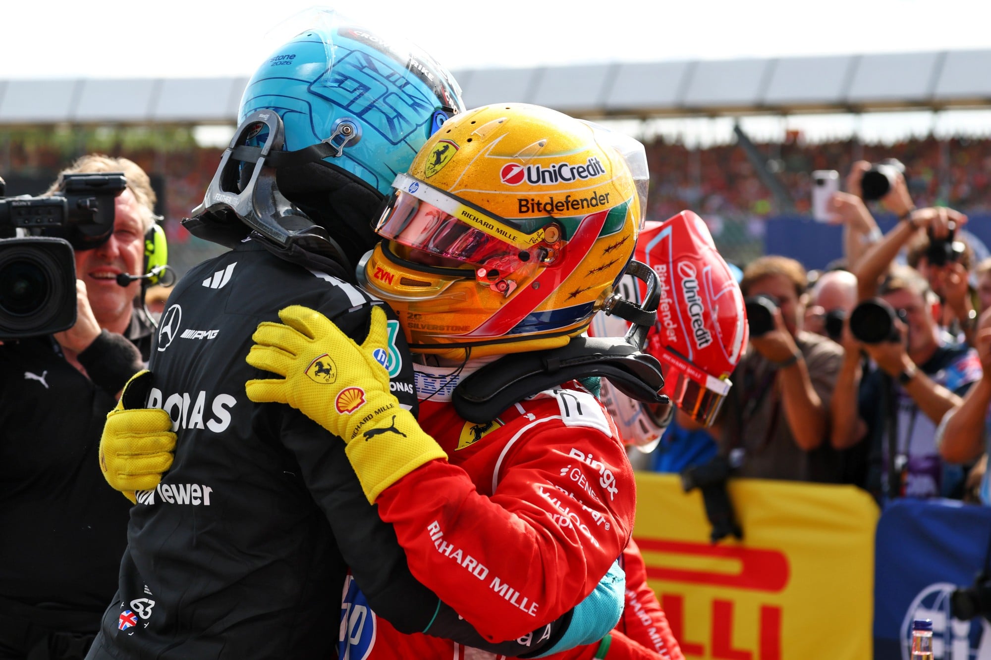 F1: Confira as imagens do GP da Inglaterra 2026 (L to R): George Russell (GBR) Mercedes AMG Formula One Team with Lewis Hamilton (GBR) Scuderia Ferrari in parc ferme.