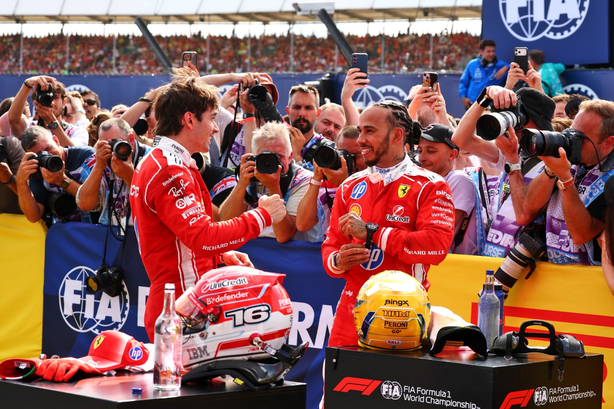 F1: Confira as imagens do GP da Inglaterra 2026 (L to R): race winner Charles Leclerc (MON) Scuderia Ferrari with third placed team mate Lewis Hamilton (GBR) Scuderia Ferrari in parc ferme.