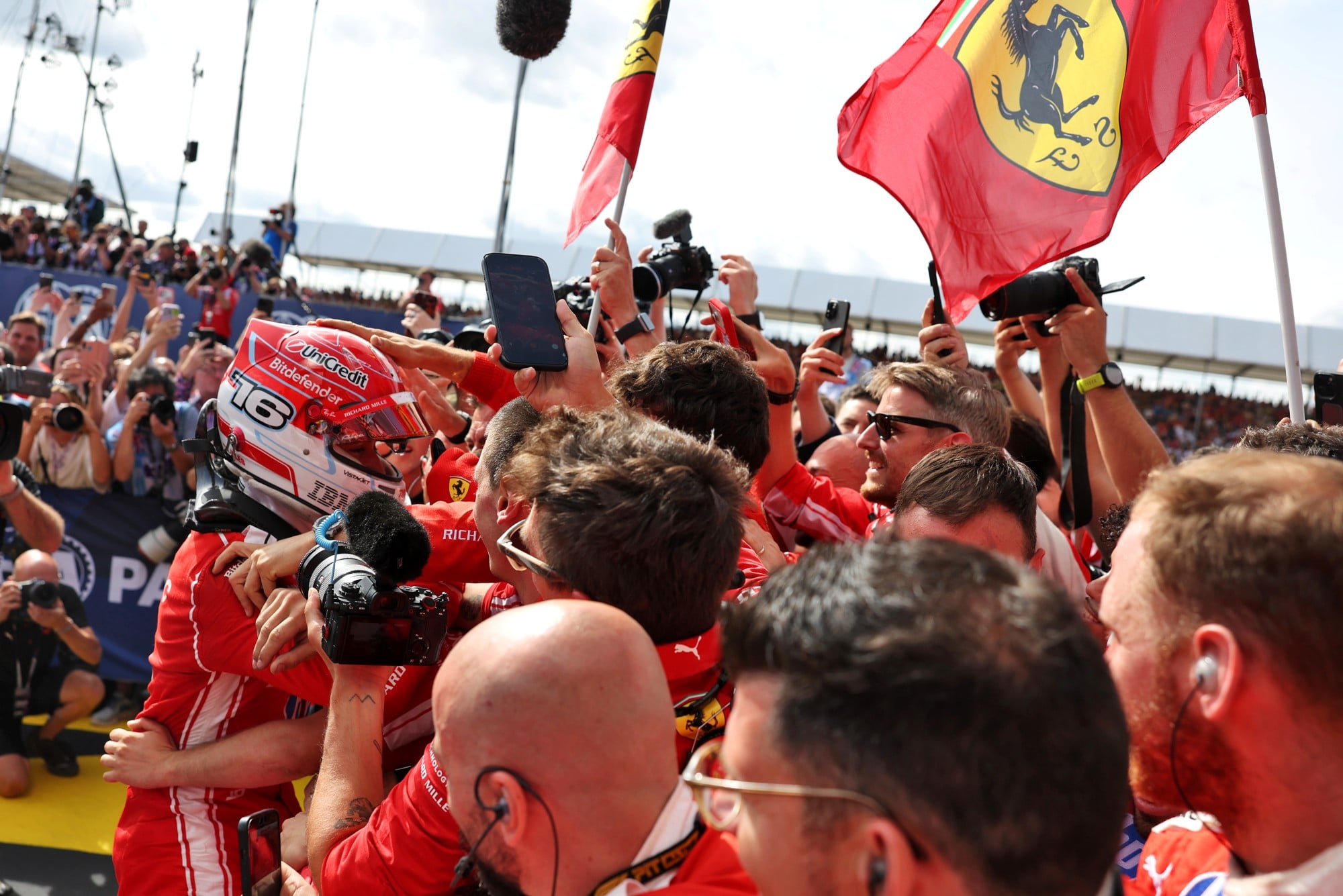 F1: Confira as imagens do GP da Inglaterra 2026 Race winner Charles Leclerc (MON) Scuderia Ferrari celebrates in parc ferme.