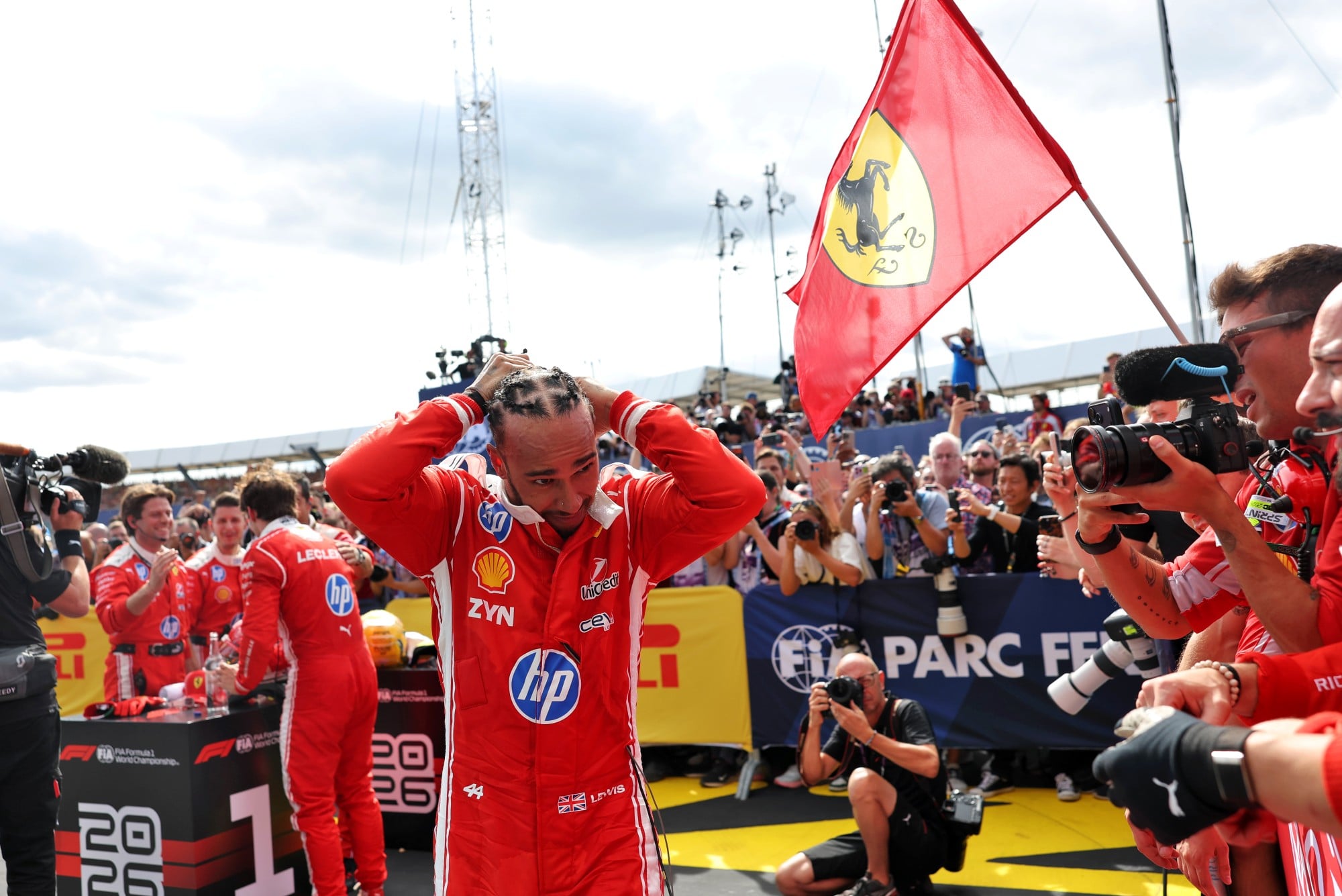 F1: Confira as imagens do GP da Inglaterra 2026 Rhird placed Lewis Hamilton (GBR) Scuderia Ferrari in parc ferme.