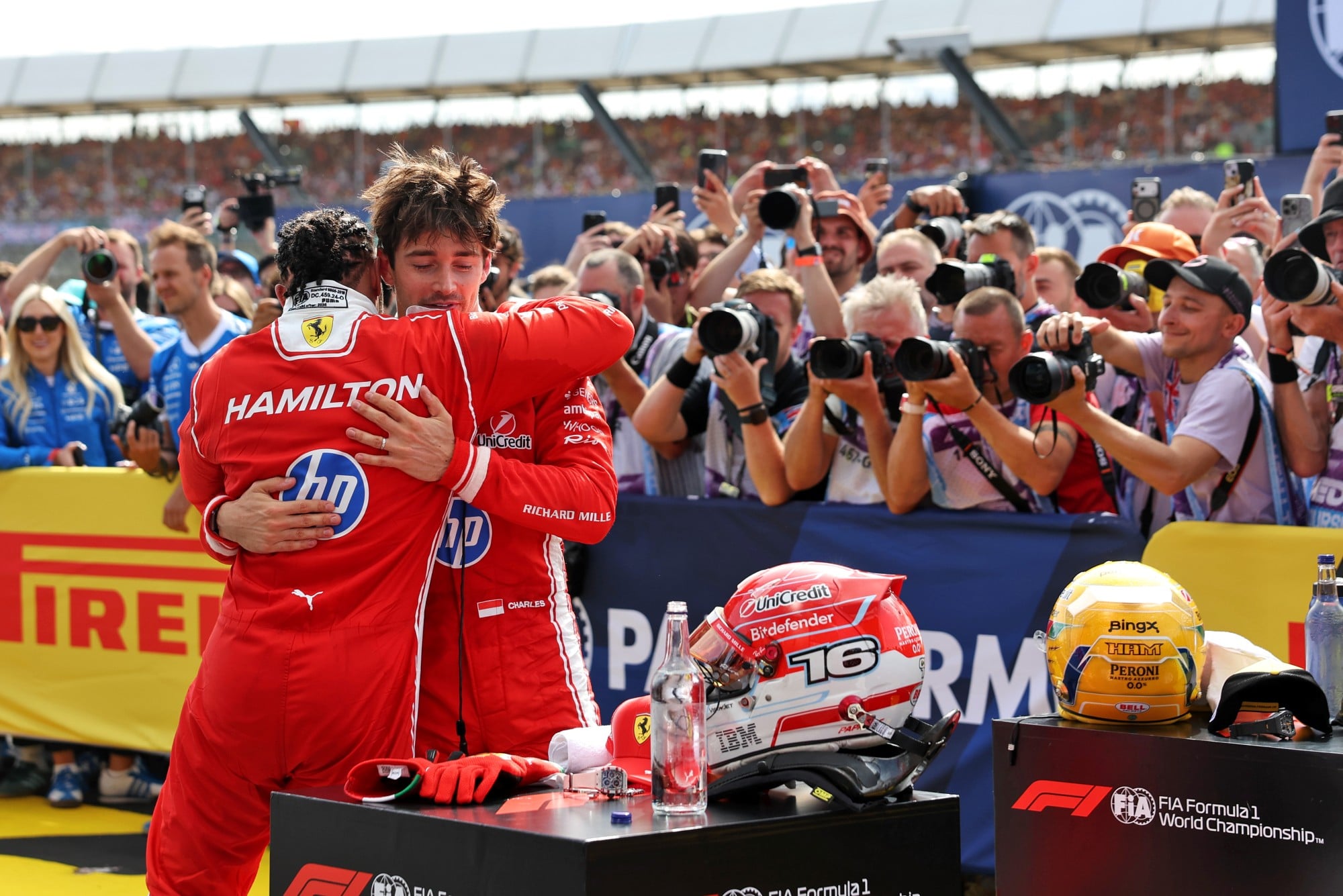 F1: Confira as imagens do GP da Inglaterra 2026 Race winner Charles Leclerc (MON) Scuderia Ferrari celebrates in parc ferme with third placed team mate Lewis Hamilton (GBR) Scuderia Ferrari.