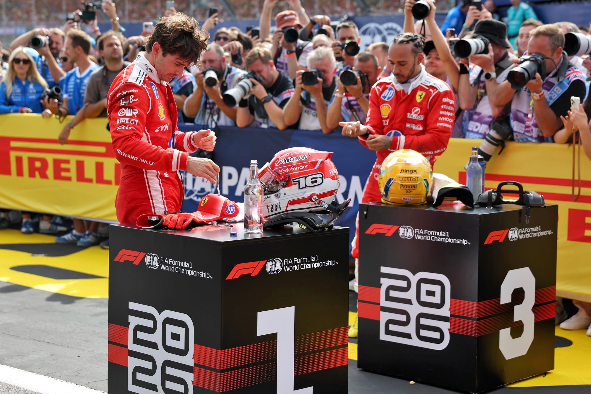 F1: Confira as imagens do GP da Inglaterra 2026 Race winner Charles Leclerc (MON) Scuderia Ferrari in parc ferme with third placed team mate Lewis Hamilton (GBR) Scuderia Ferrari.